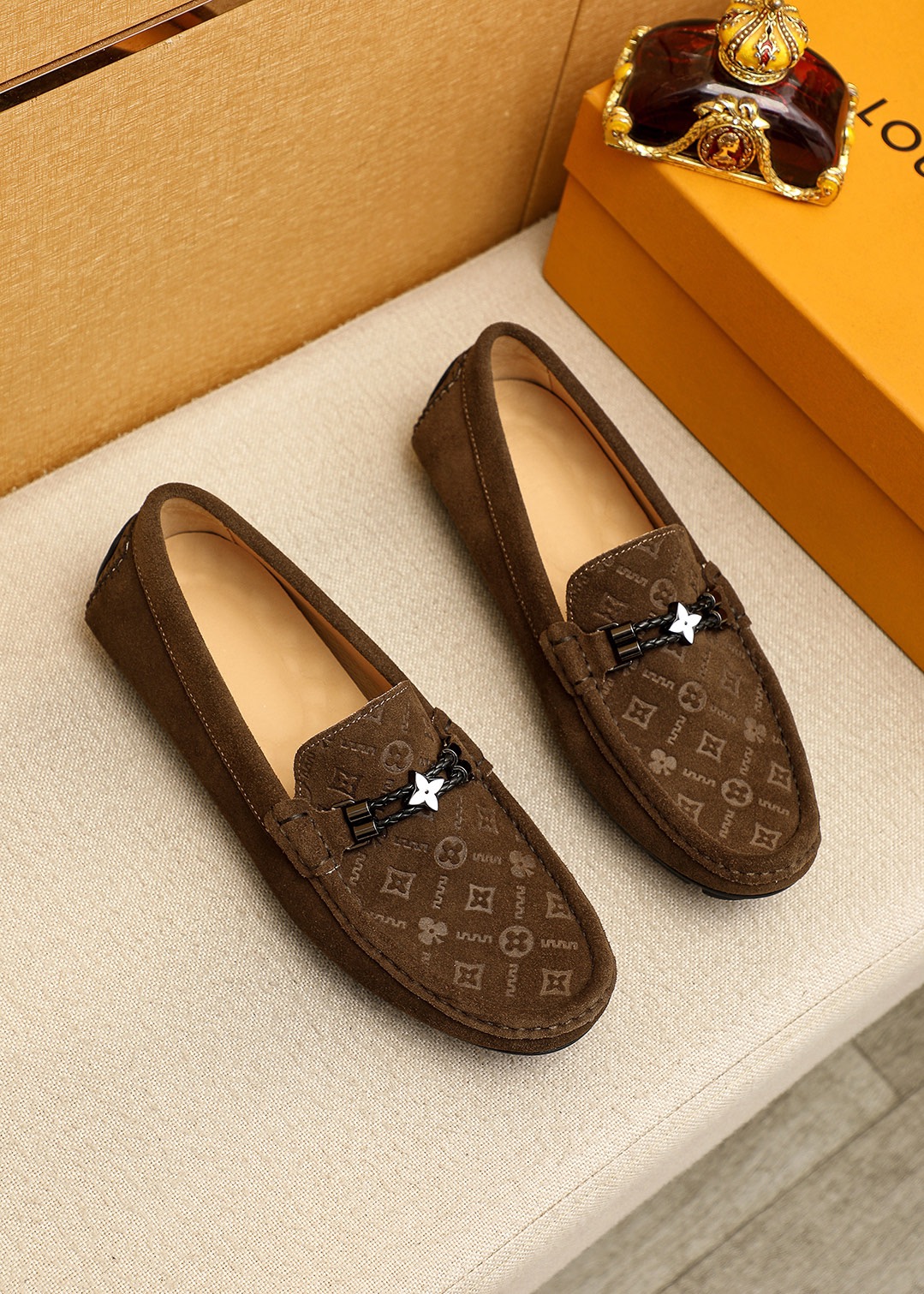 NO:954407,Product trademark LOUIS VUITTON 'Louis Vuitton' Peas Shoes Regular size: 38-44 (customized at 37.45.46) Selected product materials First-layer frosted cowhide embossed upper + luxury hardware buckle, imported pigskin lining. Strong three-dimensional visual effect, rubber outsole 3 colors available, louis vuitton, louis vuitton, cowhide19860909商品商标LOUIS VUITTON「 路易威登」豆豆鞋 正码码数:38-44（37.45.46订做） 商品材料精选 头层磨砂牛皮压花鞋面+奢华五金扣,进口猪皮内里.强烈立体视觉效果,橡胶大底 颜 色3色可选,,louis vuitton,louis vuitton,cowhide,Men's shoes
