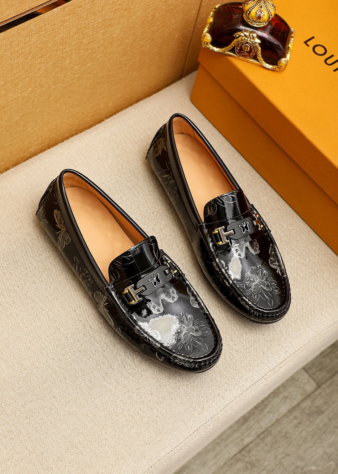 NO:954417,Product trademark LOUIS VUITTON 'Louis Vuitton' beanie shoes. Regular size: 38-44 (customized at 37.45.46) Product material selection: first-layer patent leather cowhide embossed upper + luxury hardware buckle, imported pigskin lining. Strong three-dimensional visual effect, rubber outsole, 2 colors available, louis vuitton, louis vuitton, cowhide19860909商品商标LOUIS VUITTON「 路易威登」豆豆鞋 正码码数:38-44（37.45.46订做） 商品材料精选 头层漆皮牛皮压花鞋面+奢华五金扣,进口猪皮内里.强烈立体视觉效果,橡胶大底 颜 色2色可选,,louis vuitton,louis vuitton,cowhide,Men's shoes