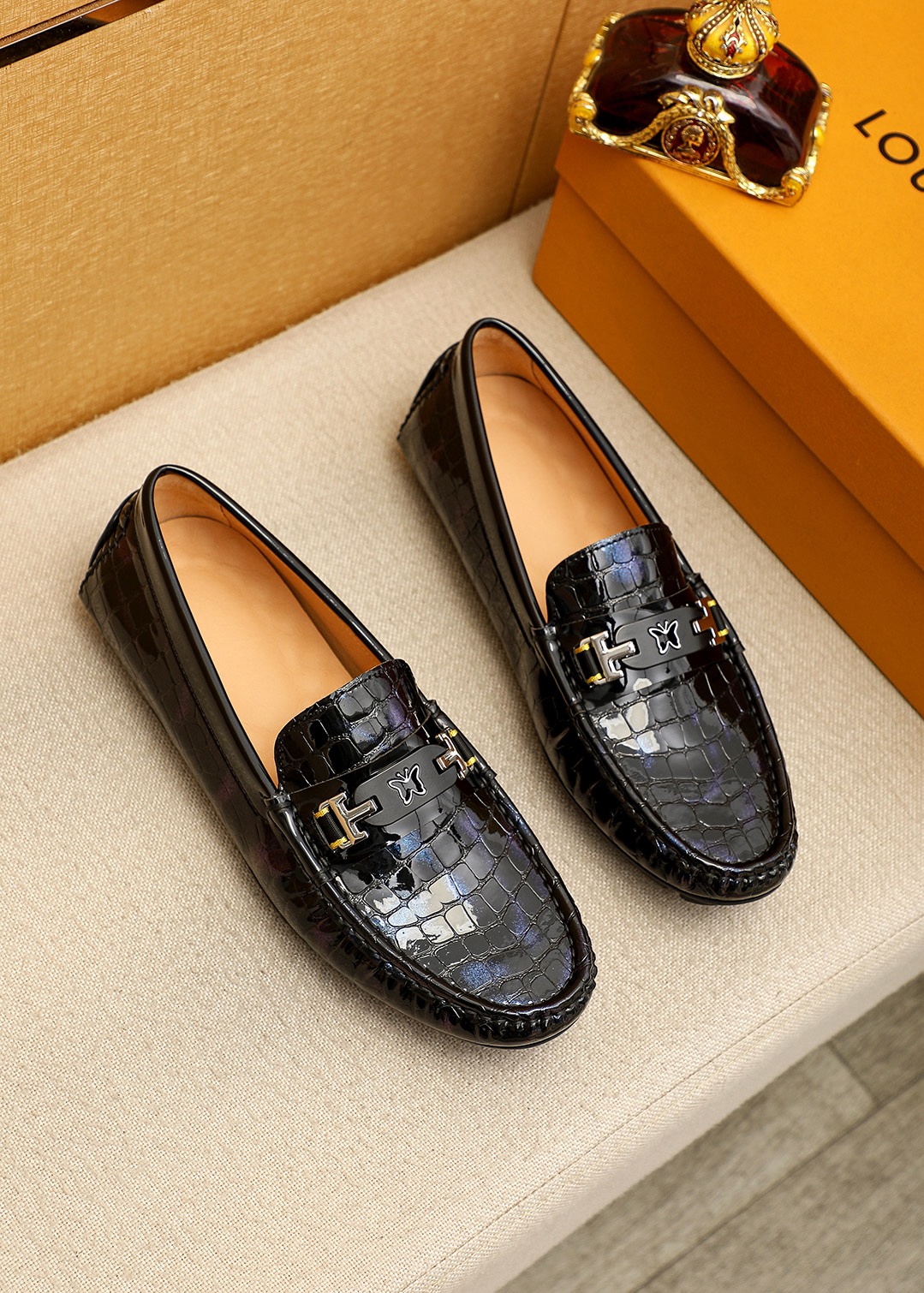 NO:954427,Product trademark LOUIS VUITTON 'Louis Vuitton' beanie shoes. Regular size: 38-44 (customized at 37.45.46) Product material selection: first-layer patent leather cowhide embossed upper + luxury hardware buckle, imported pigskin lining. Strong three-dimensional visual effect, rubber outsole, 1 color optional, louis vuitton, louis vuitton, cowhide19860909商品商标LOUIS VUITTON「 路易威登」豆豆鞋 正码码数:38-44（37.45.46订做） 商品材料精选 头层漆皮牛皮压花鞋面+奢华五金扣,进口猪皮内里.强烈立体视觉效果,橡胶大底 颜 色1色可选,,louis vuitton,louis vuitton,cowhide,Men's shoes
