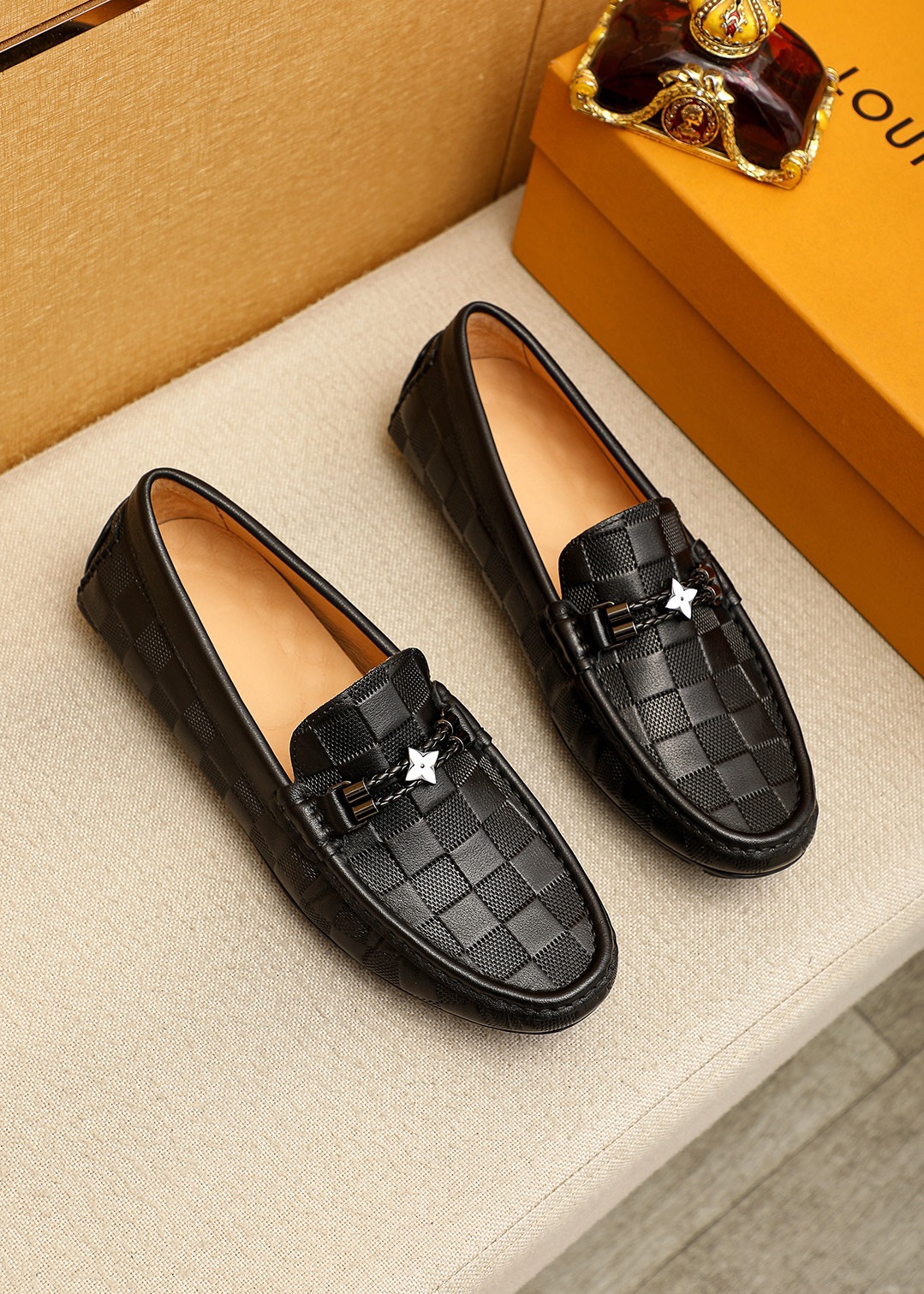 NO:954926,Product trademark LOUIS VUITTON 'Louis Vuitton' Peas Shoes Regular size: 38-44 (customized at 37.45.46) Selected product materials First-layer calfskin embossed upper + luxury hardware buckle, imported pigskin lining. Strong three-dimensional visual effect, rubber outsole 6 colors available, louis vuitton, louis vuitton, cowhide19860909商品商标LOUIS VUITTON「 路易威登」豆豆鞋 正码码数:38-44（37.45.46订做） 商品材料精选 头层小牛皮压花鞋面+奢华五金扣,进口猪皮内里.强烈立体视觉效果,橡胶大底 颜 色6色可选,,louis vuitton,louis vuitton,cowhide,Men's shoes