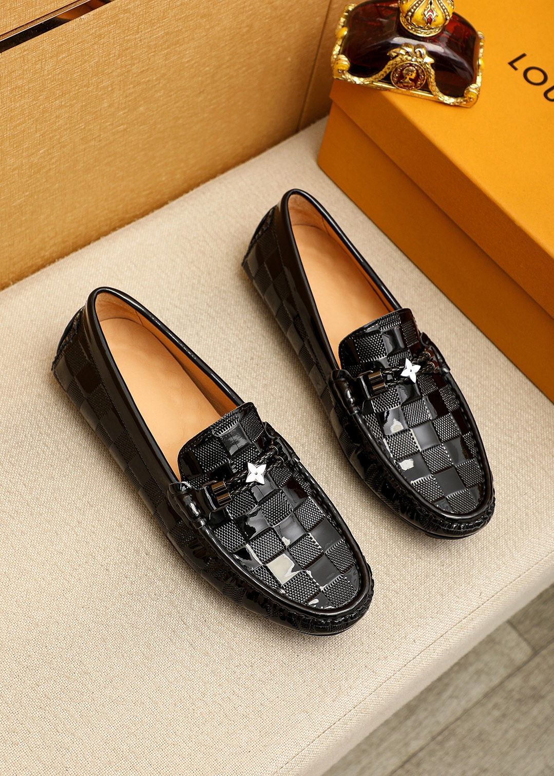 NO:954933,Product trademark LOUIS VUITTON 'Louis Vuitton' beanie shoes. Regular size: 38-44 (customized at 37.45.46) Product material selection: first-layer patent leather cowhide embossed upper + luxury hardware buckle, imported pigskin lining. Strong three-dimensional visual effect, rubber outsole, 6 colors available, louis vuitton, louis vuitton, cowhide19860909商品商标LOUIS VUITTON「 路易威登」豆豆鞋 正码码数:38-44（37.45.46订做） 商品材料精选 头层漆皮牛皮压花鞋面+奢华五金扣,进口猪皮内里.强烈立体视觉效果,橡胶大底 颜 色6色可选,,louis vuitton,louis vuitton,cowhide,Men's shoes