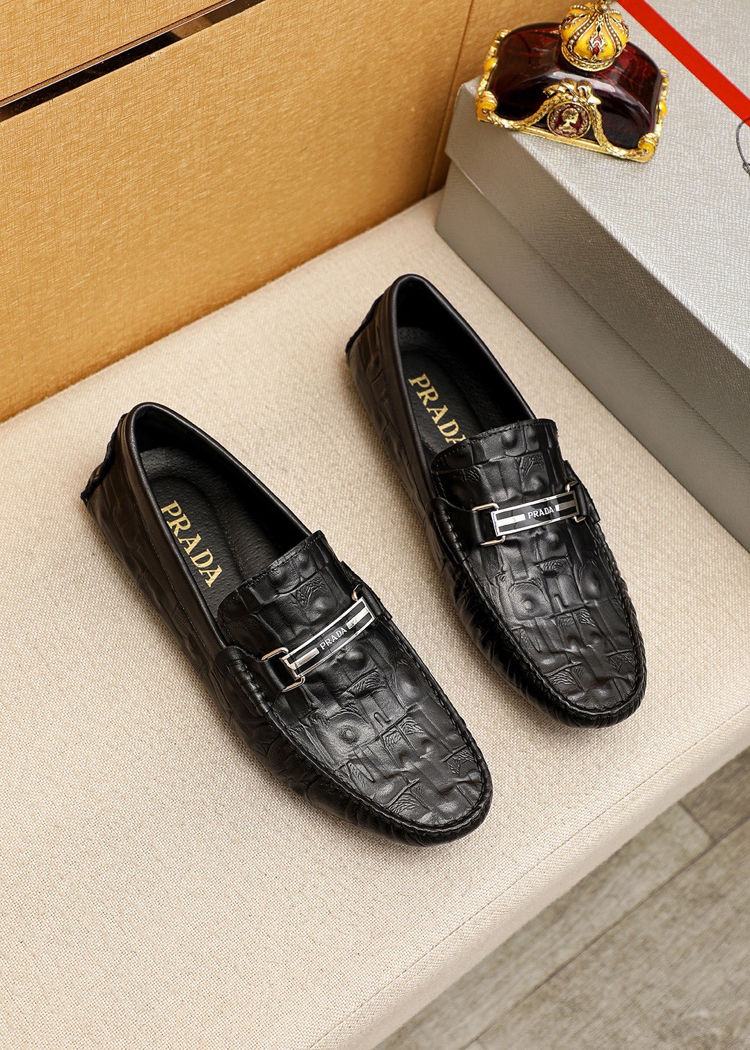 NO:954953,Product trademark PRADA 'Prada' bean shoes. Regular size: 38-44 (customized in 45.46) Product materials are selected. Imported first-layer calfskin embossed upper + original hardware buckle, imported pigskin lining. Strong three-dimensional visual effect, rubber outsole. 1 color available, prada, prada, cowhide19860909商品商标PRADA「 普拉达」豆豆鞋 正码码数:38-44（45.46订制） 商品材料精选 进口头层小牛皮压花鞋面+原版五金扣,进口猪皮内里.强烈立体视觉效果,橡胶大底 颜 色1色可选,,prada,prada,cowhide,Men's shoes
