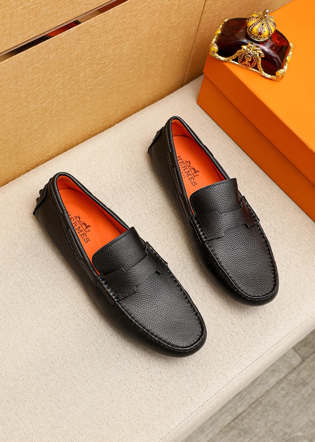 NO:954966,Product trademark HERMES 'Hermès' beanie shoes. Regular size: 38-44 (45.46 customized) Product material selection: imported first-layer pebbled cowhide leather upper, imported sheepskin lining. Strong three-dimensional visual effect, rubber outsole, 1 color available, hermes, hermes, cowhide19860909商品商标HERMES「 爱马仕」豆豆鞋 正码码数:38-44 (45.46订制) 商品材料精选 进口头层荔枝纹牛皮鞋面,进口羊皮内里.强烈立体视觉效果,橡胶大底 颜 色1色可选,,hermes,hermes,cowhide,Men's shoes