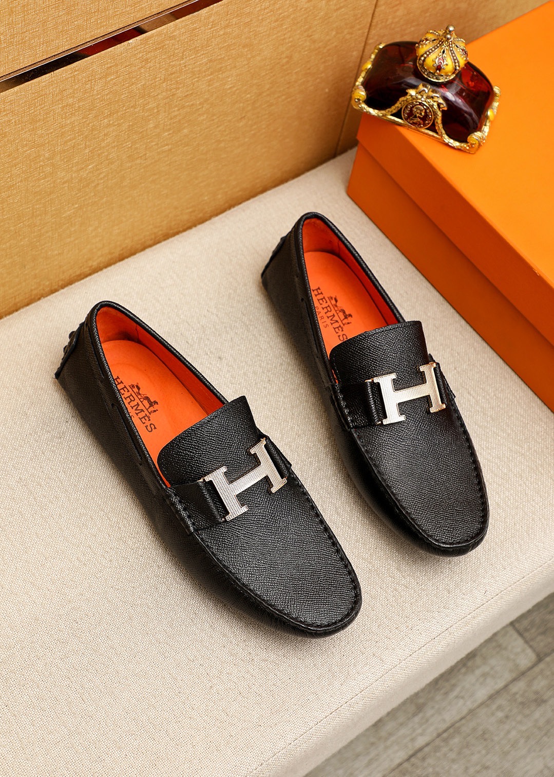 NO:954975,Product trademark HERMES 'Hermès' beanie shoes. Regular size: 38-44 (45.46 customized) Product material selection: imported first-layer cross-grain cowhide upper + luxury hardware buckle, imported sheepskin lining. Strong three-dimensional visual effect, rubber outsole, 1 color optional, hermes, hermes, cowhide19860909商品商标HERMES「 爱马仕」豆豆鞋 正码码数:38-44 (45.46订制) 商品材料精选 进口头层十字纹牛皮鞋面+奢华五金扣,进口羊皮内里.强烈立体视觉效果,橡胶大底 颜 色1色可选,,hermes,hermes,cowhide,Men's shoes
