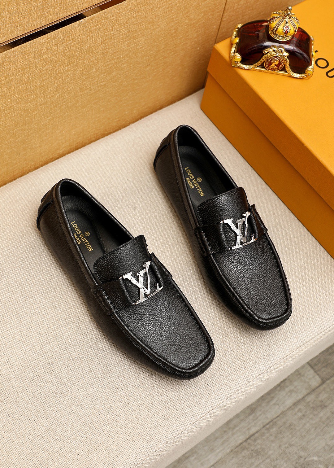 NO:954983,Product trademark LOUIS VUITTON 'Louis Vuitton' Peas Shoes Regular size: 38-44 (customized in 45.46) Product material selection First layer of pebbled cowhide leather upper + luxury hardware buckle, imported pigskin lining. Strong three-dimensional visual effect, rubber outsole 1 color optional, louis vuitton, louis vuitton, cowhide19860909商品商标LOUIS VUITTON「 路易威登」豆豆鞋 正码码数:38-44（45.46订做） 商品材料精选 头层荔枝纹牛皮鞋面+奢华五金扣,进口猪皮内里.强烈立体视觉效果,橡胶大底 颜 色1色可选,,louis vuitton,louis vuitton,cowhide,Men's shoes