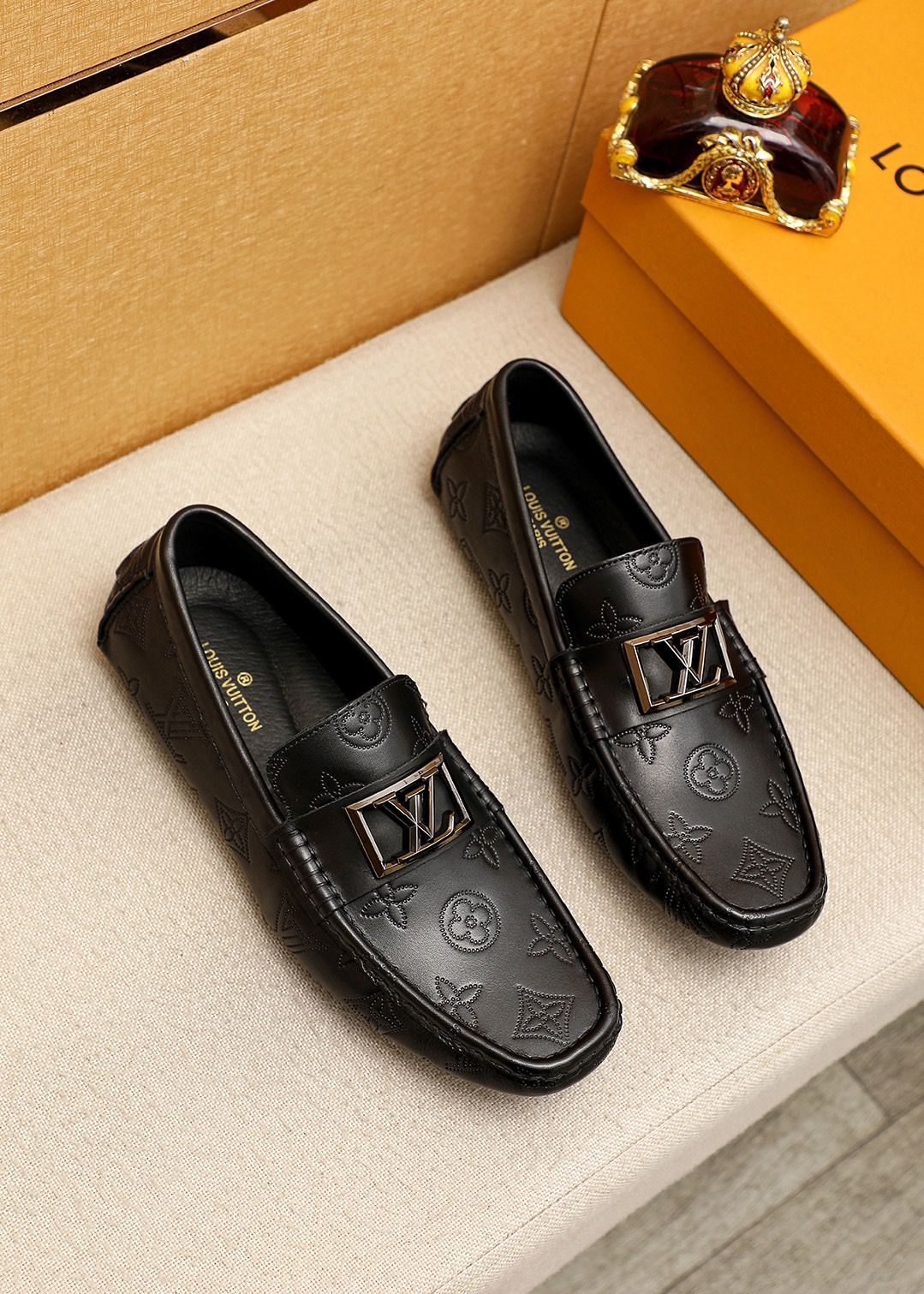 NO:954989,Product trademark LOUIS VUITTON 'Louis Vuitton' Peas Shoes Regular size: 38-44 (customized in 45.46) Selected product materials First-layer calfskin embossed upper + luxury hardware buckle, imported pigskin lining. Strong three-dimensional visual effect, rubber outsole 1 color optional, louis vuitton, louis vuitton, cowhide19860909商品商标LOUIS VUITTON「 路易威登」豆豆鞋 正码码数:38-44（45.46订做） 商品材料精选 头层小牛皮压花鞋面+奢华五金扣,进口猪皮内里.强烈立体视觉效果,橡胶大底 颜 色1色可选,,louis vuitton,louis vuitton,cowhide,Men's shoes