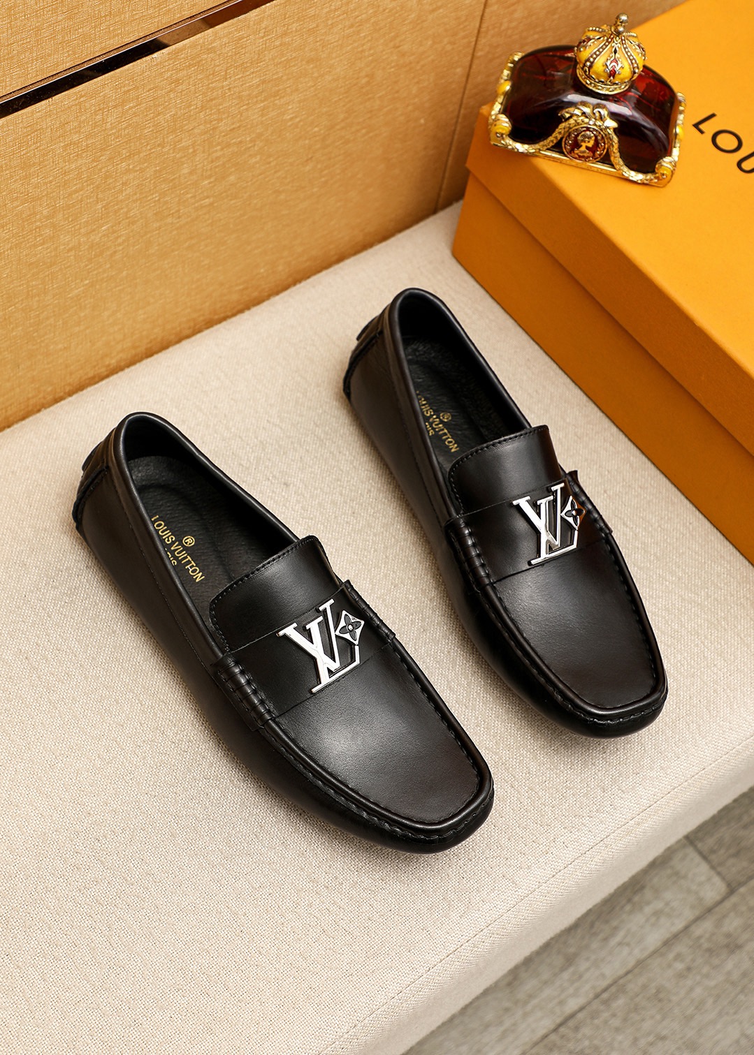 NO:954996,Product trademark LOUIS VUITTON 'Louis Vuitton' Peas Shoes Regular size: 38-44 (customized in 45.46) Selected product materials First-layer calfskin upper + luxury hardware buckle, imported pigskin lining. Strong three-dimensional visual effect, rubber outsole Color 1 color optional, louis vuitton, louis vuitton, cowhide19860909商品商标LOUIS VUITTON「 路易威登」豆豆鞋 正码码数:38-44（45.46订做） 商品材料精选 头层小牛皮鞋面+奢华五金扣,进口猪皮内里.强烈立体视觉效果,橡胶大底 颜 色1色可选,,louis vuitton,louis vuitton,cowhide,Men's shoes
