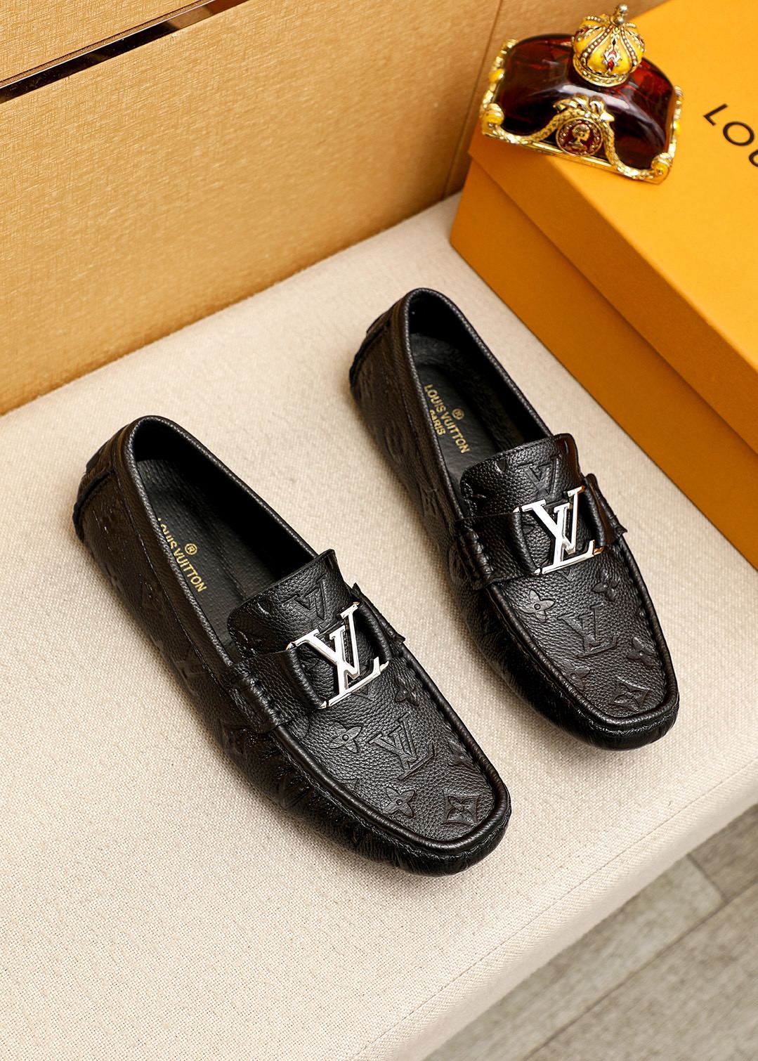 NO:955003,Product trademark LOUIS VUITTON 'Louis Vuitton' Peas Shoes Regular size: 38-44 (customized in 45.46) Product material selection First layer pebbled cowhide embossed upper + luxury hardware buckle, imported pigskin lining. Strong three-dimensional visual effect, rubber outsole 1 color optional, louis vuitton, louis vuitton, cowhide19860909商品商标LOUIS VUITTON「 路易威登」豆豆鞋 正码码数:38-44（45.46订做） 商品材料精选 头层荔枝纹牛皮压花鞋面+奢华五金扣,进口猪皮内里.强烈立体视觉效果,橡胶大底 颜 色1色可选,,louis vuitton,louis vuitton,cowhide,Men's shoes