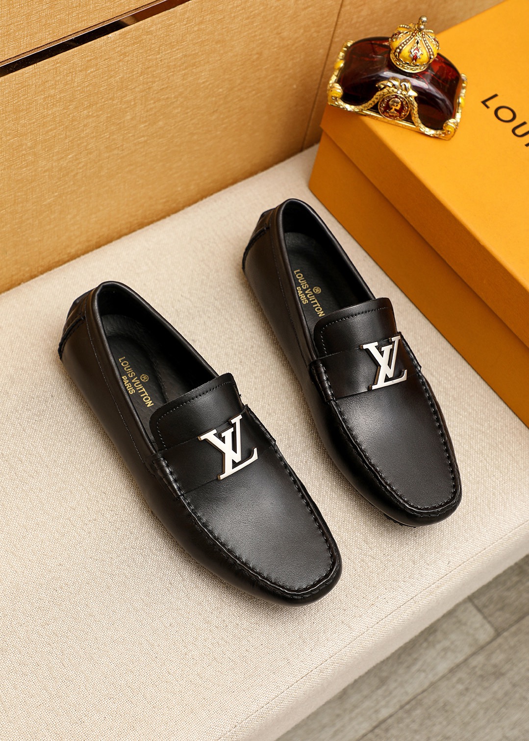 NO:955010,Product trademark LOUIS VUITTON 'Louis Vuitton' beanie shoes. Regular size: 38-44 (45.46 customized) Product material selection: first-layer calfskin upper + luxury hardware buckle, imported pigskin lining. Strong three-dimensional visual effect, rubber outsole, 2 colors available, louis vuitton, louis vuitton, cowhide19860909商品商标LOUIS VUITTON「 路易威登」豆豆鞋 正码码数:38-44（45.46订做） 商品材料精选 头层小牛皮鞋面+奢华五金扣,进口猪皮内里.强烈立体视觉效果,橡胶大底 颜 色2色可选,,louis vuitton,louis vuitton,cowhide,Men's shoes