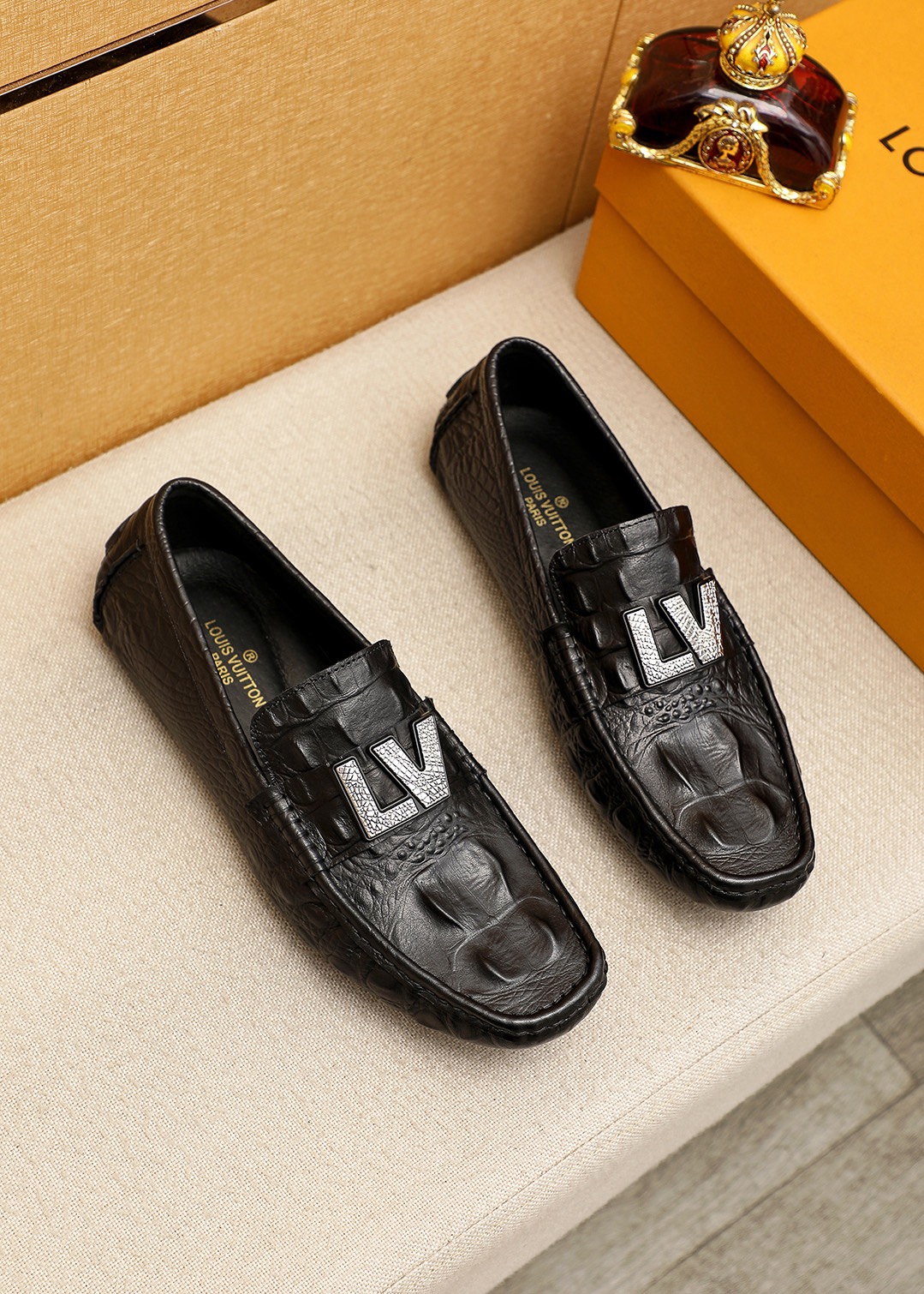 NO:955017,Product trademark LOUIS VUITTON 'Louis Vuitton' Peas Shoes Regular size: 38-44 (customized in 45.46) Selected product materials First-layer calfskin embossed upper + luxury hardware buckle, imported pigskin lining. Strong three-dimensional visual effect, rubber outsole 1 color optional, louis vuitton, louis vuitton, cowhide19860909商品商标LOUIS VUITTON「 路易威登」豆豆鞋 正码码数:38-44（45.46订做） 商品材料精选 头层小牛皮压花鞋面+奢华五金扣,进口猪皮内里.强烈立体视觉效果,橡胶大底 颜 色1色可选,,louis vuitton,louis vuitton,cowhide,Men's shoes