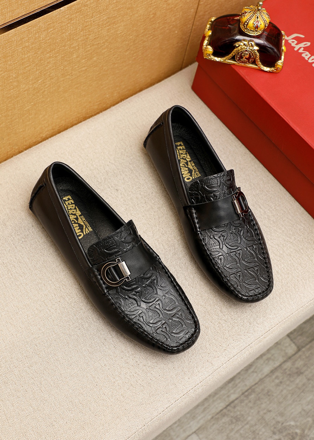 NO:955023,Product trademark Ferragamo 'Ferragamo' beanie shoes. Regular size: 38-44 (customized at 45.46) Product material selection: Imported calfskin embossed upper + classic hardware buckle, imported pigskin lining. Strong three-dimensional visual effect, rubber outsole. 1 color available, ferragamo, ferragamo, cowhide19860909商品商标Ferragamo「 菲拉格慕」豆豆鞋 正码码数:38-44（45.46订制） 商品材料精选 进口小牛皮压花鞋面+经典五金扣,进口猪皮内里.强烈立体视觉效果,橡胶大底 颜 色1色可选,,ferragamo,ferragamo,cowhide,Men's shoes