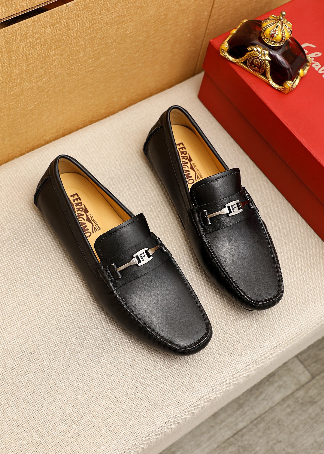 NO:955028,Product trademark Ferragamo 'Ferragamo' beanie shoes. Regular size: 38-44 (customized at 45.46) Product material selection: Imported calfskin upper + classic hardware buckle, imported pigskin lining. Strong three-dimensional visual effect, rubber outsole. 1 color available, ferragamo, ferragamo, cowhide19860909商品商标Ferragamo「 菲拉格慕」豆豆鞋 正码码数:38-44（45.46订制） 商品材料精选 进口小牛皮鞋面+经典五金扣,进口猪皮内里.强烈立体视觉效果,橡胶大底 颜 色1色可选,,ferragamo,ferragamo,cowhide,Men's shoes