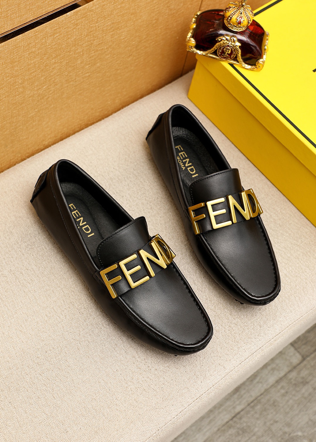 NO:954976,Product trademark FENDI [Fendi] Doudou shoes. Regular size: 38-44 (customized at 45.46). Selected product materials. Imported first-layer calfskin upper + luxury hardware buckle, imported pig lining. Strong three-dimensional visual effect. Rubber outsole. 2 colors available, fendi, fendi, cowhide.19860909商品商标FENDI【芬迪】豆豆鞋 正码码数:38-44（45.46订制） 商品材料精选 进口头层小牛皮鞋面+奢华五金扣,进口猪内里.强烈立体视觉效果,橡胶大底 颜 色2色可选,,fendi,fendi,cowhide,Men's shoes