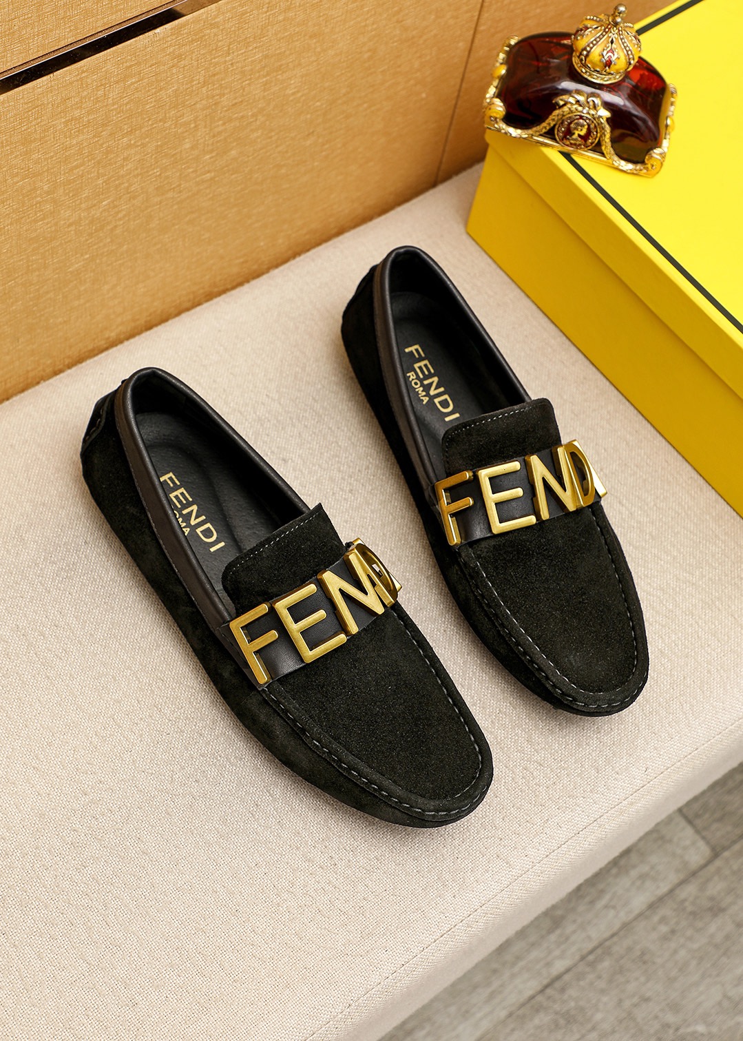 NO:954985,Product trademark FENDI [Fendi] Doudou shoes. Regular size: 38-44 (customized at 45.46). Selected product materials. Imported first-layer frosted cowhide upper + luxury hardware buckle, imported pig lining. Strong three-dimensional visual effect. Rubber outsole. 2 colors available, fendi, fendi, cowhide.19860909商品商标FENDI【芬迪】豆豆鞋 正码码数:38-44（45.46订制） 商品材料精选 进口头层磨砂牛皮鞋面+奢华五金扣,进口猪内里.强烈立体视觉效果,橡胶大底 颜 色2色可选,,fendi,fendi,cowhide,Men's shoes