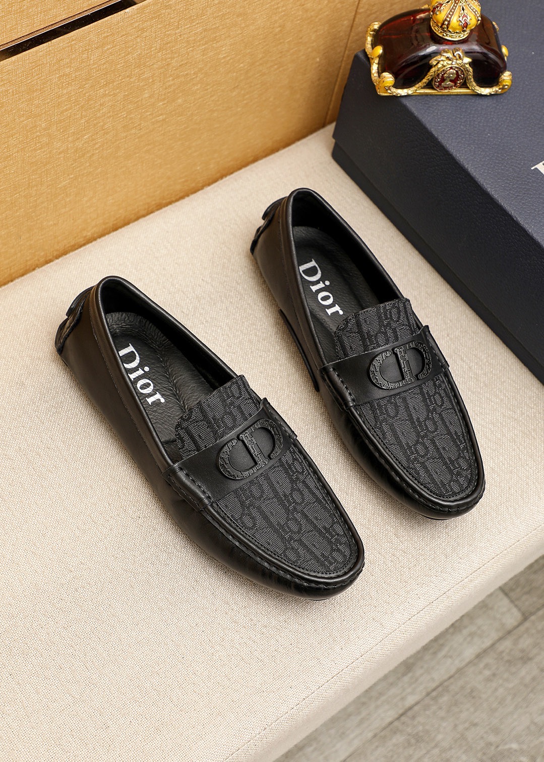 NO:954991,Product trademark Dior 'Dior' beanie shoes. Regular size: 38-44 (customized in 45.46) Product materials are selected. Imported first-layer calfskin embossed upper + luxury hardware buckle, imported water-dyed sheepskin lining. Strong three-dimensional visual effect, rubber outsole. Color 1 color selection, dior, dior, cowhide19860909商品商标Dior「 迪奥」豆豆鞋 正码码数:38-44（45.46订做） 商品材料精选 进口头层小牛皮压花鞋面+奢华五金扣,进口水染羊皮内里.强烈立体视觉效果,橡胶大底 颜 色1色选,,dior,dior,cowhide,Men's shoes