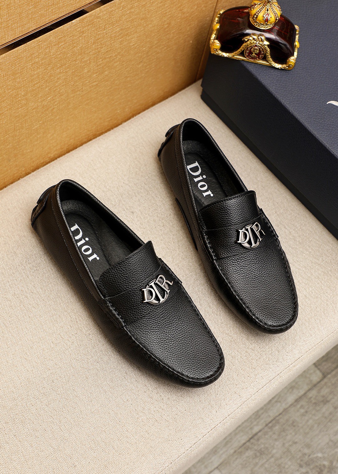 NO:954997,Product trademark Dior 'Dior' beanie shoes. Regular size: 38-44 (customized in 45.46). Product materials are selected. Imported first-layer pebbled cowhide leather upper + luxury hardware buckle, imported water-dyed sheepskin lining. Strong three-dimensional visual effect, rubber outsole. Color 1 color selection, dior, dior, cowhide19860909商品商标Dior「 迪奥」豆豆鞋 正码码数:38-44（45.46订做） 商品材料精选 进口头层荔枝纹牛皮鞋面+奢华五金扣,进口水染羊皮内里.强烈立体视觉效果,橡胶大底 颜 色1色选,,dior,dior,cowhide,Men's shoes
