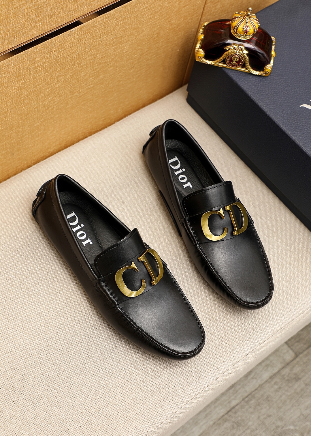 NO:955004,Product trademark Dior 'Dior' beanie shoes. Regular size: 38-44 (customized in 45.46). Product materials are selected. Imported first-layer calfskin upper + luxury hardware buckle, imported water-dyed sheepskin lining. Strong three-dimensional visual effect, rubber outsole. Color 1 color selection, dior, dior, cowhide19860909商品商标Dior「 迪奥」豆豆鞋 正码码数:38-44（45.46订做） 商品材料精选 进口头层小牛皮鞋面+奢华五金扣,进口水染羊皮内里.强烈立体视觉效果,橡胶大底 颜 色1色选,,dior,dior,cowhide,Men's shoes