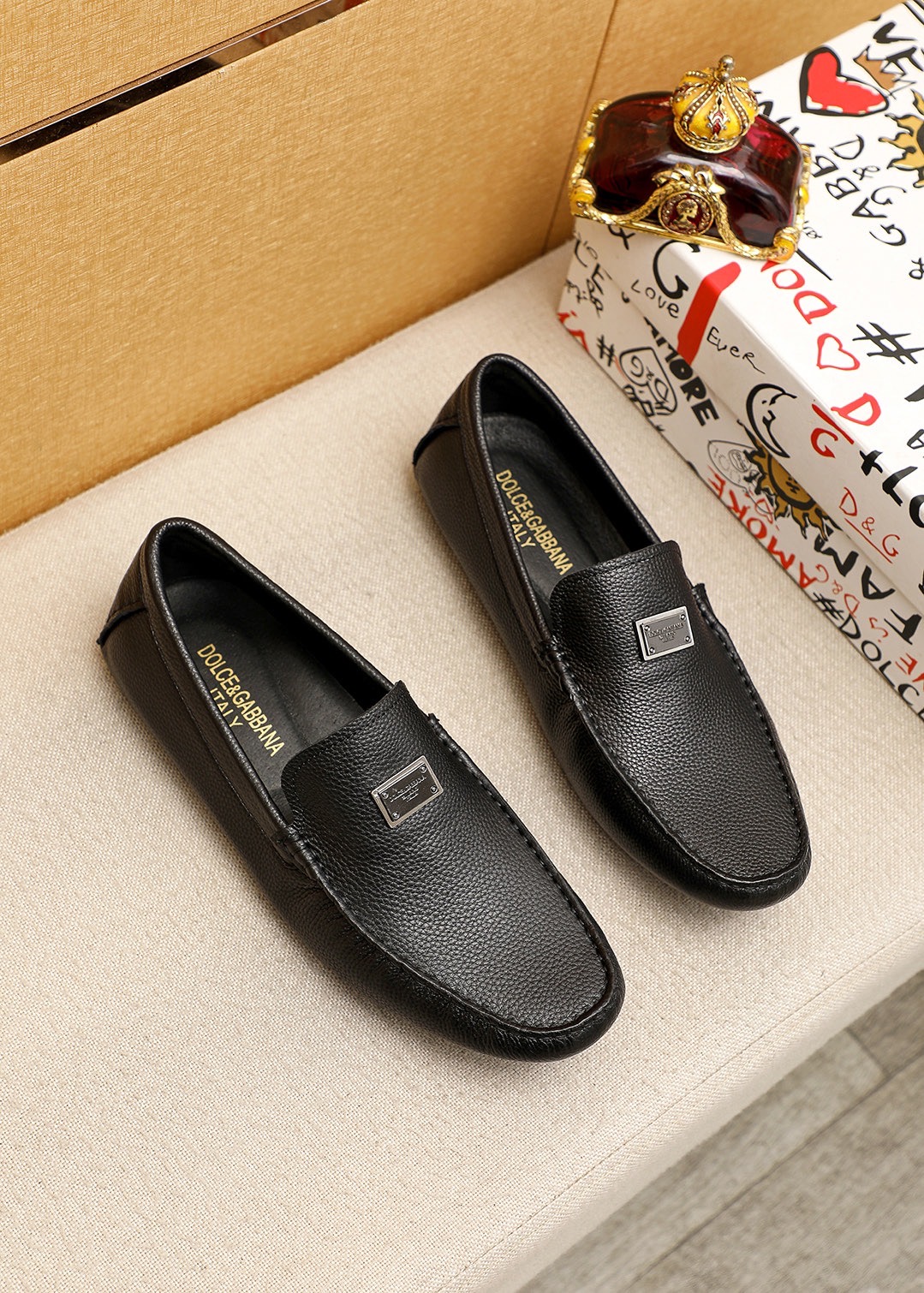 NO:955011,[D&G] Dolce & Gabbana's new men's fashionable casual slip-ons official website original 1:1 mold opening, original quality and fine workmanship, high-end luxury first layer made of imported Italian cowhide first layer leather lining rubber wear-resistant anti-slip outsole, comfortable to wear and versatile style, black is the first choice for high-class men!  Size 38-44 (45.46 customized),,Dolce&Gabbana,Dolce&Gabbana,cowhide19860909【D&G】杜嘉班纳 新款男士时尚休闲套脚鞋官网原版1:1开模,原单品质做工精细,高端奢华头层采用进口意大利牛皮头层皮内里橡胶耐磨防滑大底,穿着舒适百搭款式,高品味男士首选黑色可选！码数 38-44（45.46订做）,,Dolce&Gabbana,Dolce&Gabbana,cowhide,Men's shoes