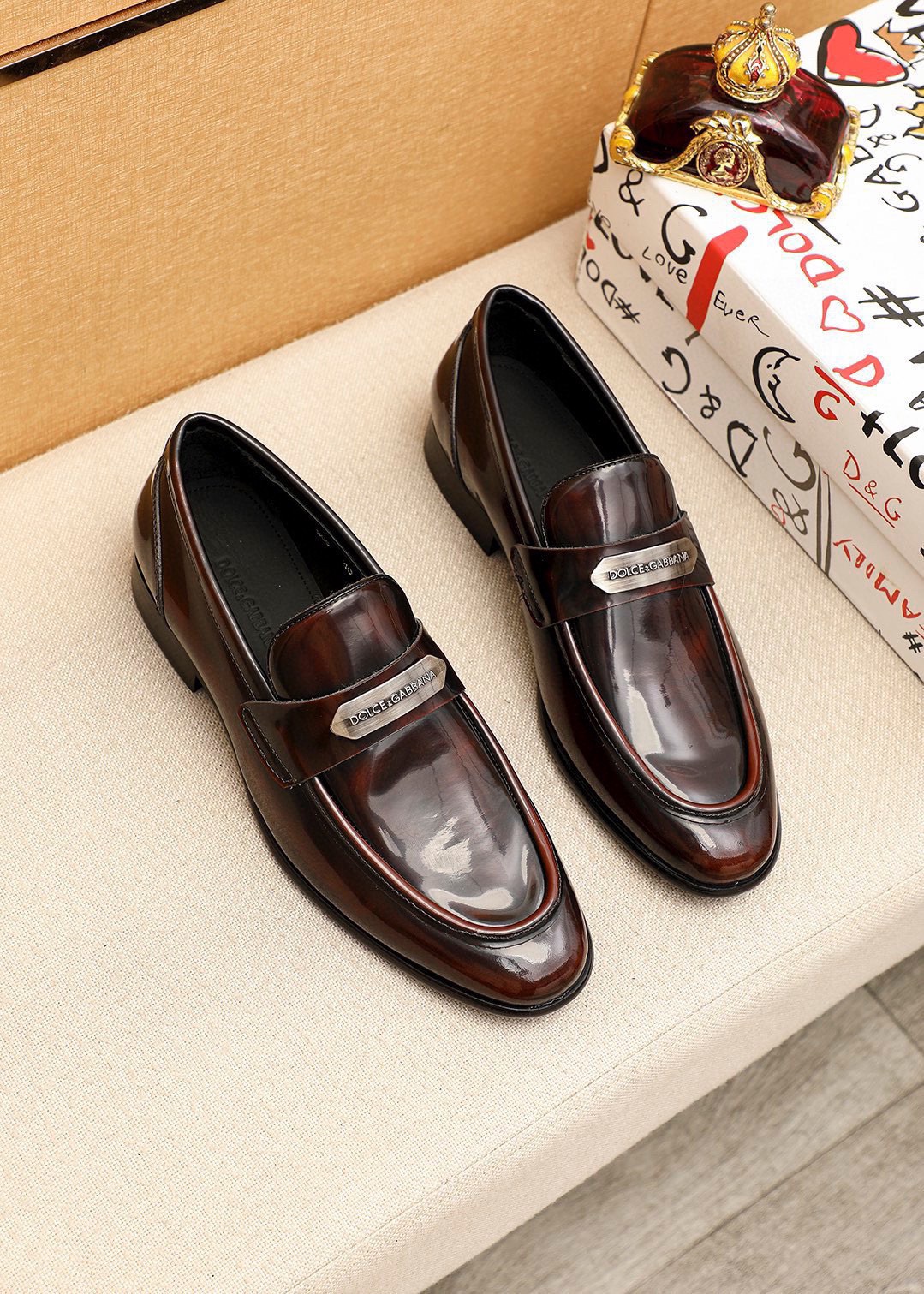 NO:955153,DG's top men's new leather shoes counter is on sale at the same time. Uppers are imported from Italy with open-edge beaded cowhide leather uppers, fully imported cowhide lining + classic hardware buckles, completely 1:1 replicas, original soles are specially provided by the original factory, exclusive molded soles are super comfortable, original factory orders, high quality, you can enter and leave the counter at will, welcome to compare code numbers: 38-44 (customized at 45.46),,cowhide19860909DG顶级男士新款皮鞋专柜同步发售鞋面意大利进口开边珠牛皮鞋面,全进口牛皮内里+经典五金扣,完全1比1复刻,鞋底原厂特供原版底,独家活动成型底超级舒适,原厂跟单货,高品质,可随意进出专柜,欢迎对比码数:38-44（45.46订制）,,cowhide,Men's shoes