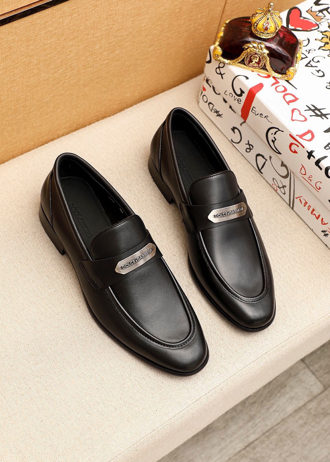 NO:955161,DG's top men's new leather shoes counter is on sale at the same time. Uppers are imported calfskin uppers from Italy, fully imported cowhide lining + classic hardware buckles, completely 1:1 replicas, original soles are specially provided by the original factory, exclusive molded soles are super comfortable, original factory orders, high quality, you can enter and leave the counter at will, welcome to compare code numbers: 38-44 (customized at 45.46),,cowhide19860909DG顶级男士新款皮鞋专柜同步发售鞋面意大利进口小牛皮鞋面,全进口牛皮内里+经典五金扣,完全1比1复刻,鞋底原厂特供原版底,独家活动成型底超级舒适,原厂跟单货,高品质,可随意进出专柜,欢迎对比码数:38-44（45.46订制）,,cowhide,Men's shoes