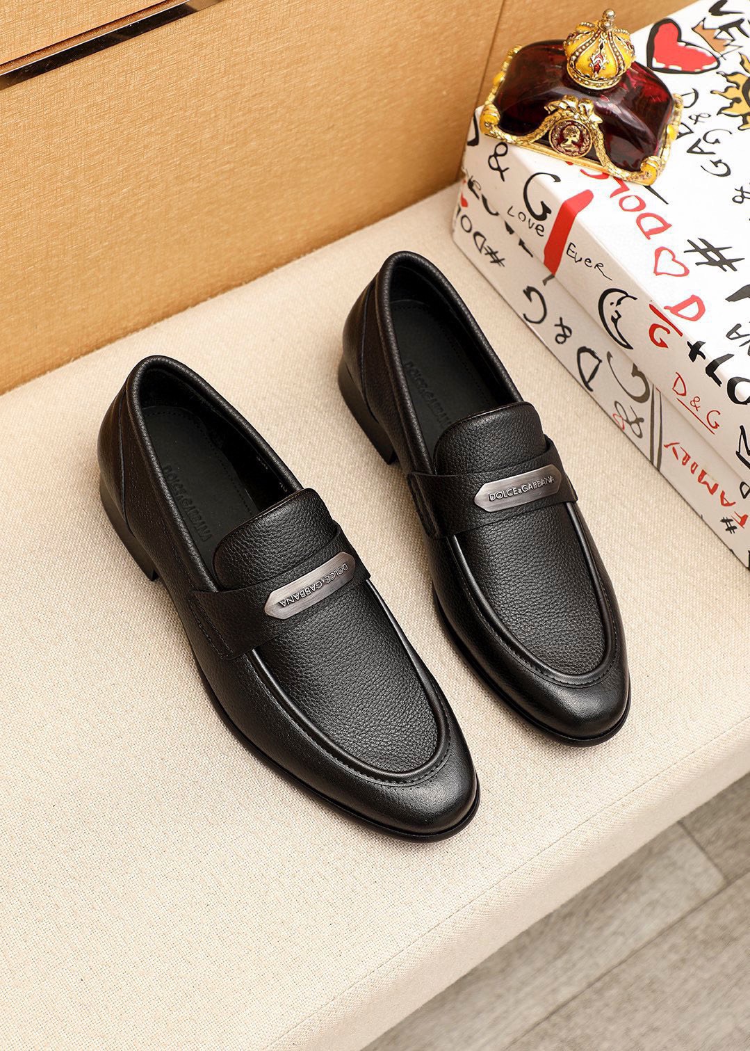 NO:955162,DG's top men's new leather shoes counter is on sale at the same time. Uppers are imported from Italy with pebbled leather uppers, fully imported cowhide lining + classic hardware buckles, completely 1:1 replicas. Original soles are specially provided by the original factory. Exclusive molded soles are super comfortable. Original factory follow-up products. High quality. You can enter and leave the counter at will. Welcome to compare code numbers: 38-44 (customized at 45.46), cowhide19860909DG顶级男士新款皮鞋专柜同步发售鞋面意大利进口荔枝纹牛皮鞋面,全进口牛皮内里+经典五金扣,完全1比1复刻,鞋底原厂特供原版底,独家活动成型底超级舒适,原厂跟单货,高品质,可随意进出专柜,欢迎对比码数:38-44（45.46订制）,,cowhide,Men's shoes