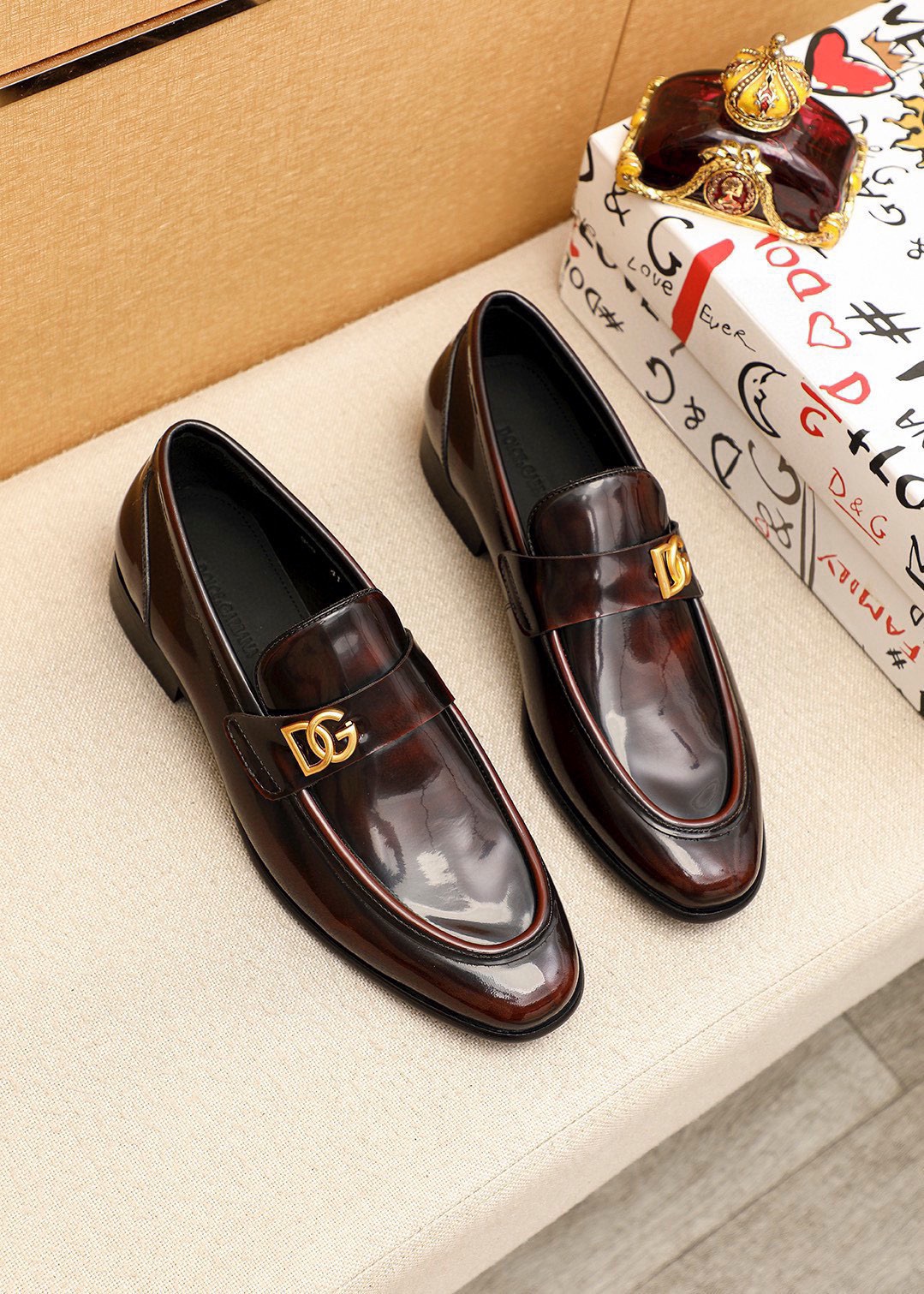 NO:955168,DG's top men's new leather shoes counter is on sale at the same time. Uppers are imported from Italy with open-edge beaded cowhide leather uppers, fully imported cowhide lining + classic hardware buckles, completely 1:1 replicas, original soles are specially provided by the original factory, exclusive molded soles are super comfortable, original factory orders, high quality, you can enter and leave the counter at will, welcome to compare code numbers: 38-44 (customized at 45.46),,cowhide19860909DG顶级男士新款皮鞋专柜同步发售鞋面意大利进口开边珠牛皮鞋面,全进口牛皮内里+经典五金扣,完全1比1复刻,鞋底原厂特供原版底,独家活动成型底超级舒适,原厂跟单货,高品质,可随意进出专柜,欢迎对比码数:38-44（45.46订制）,,cowhide,Men's shoes