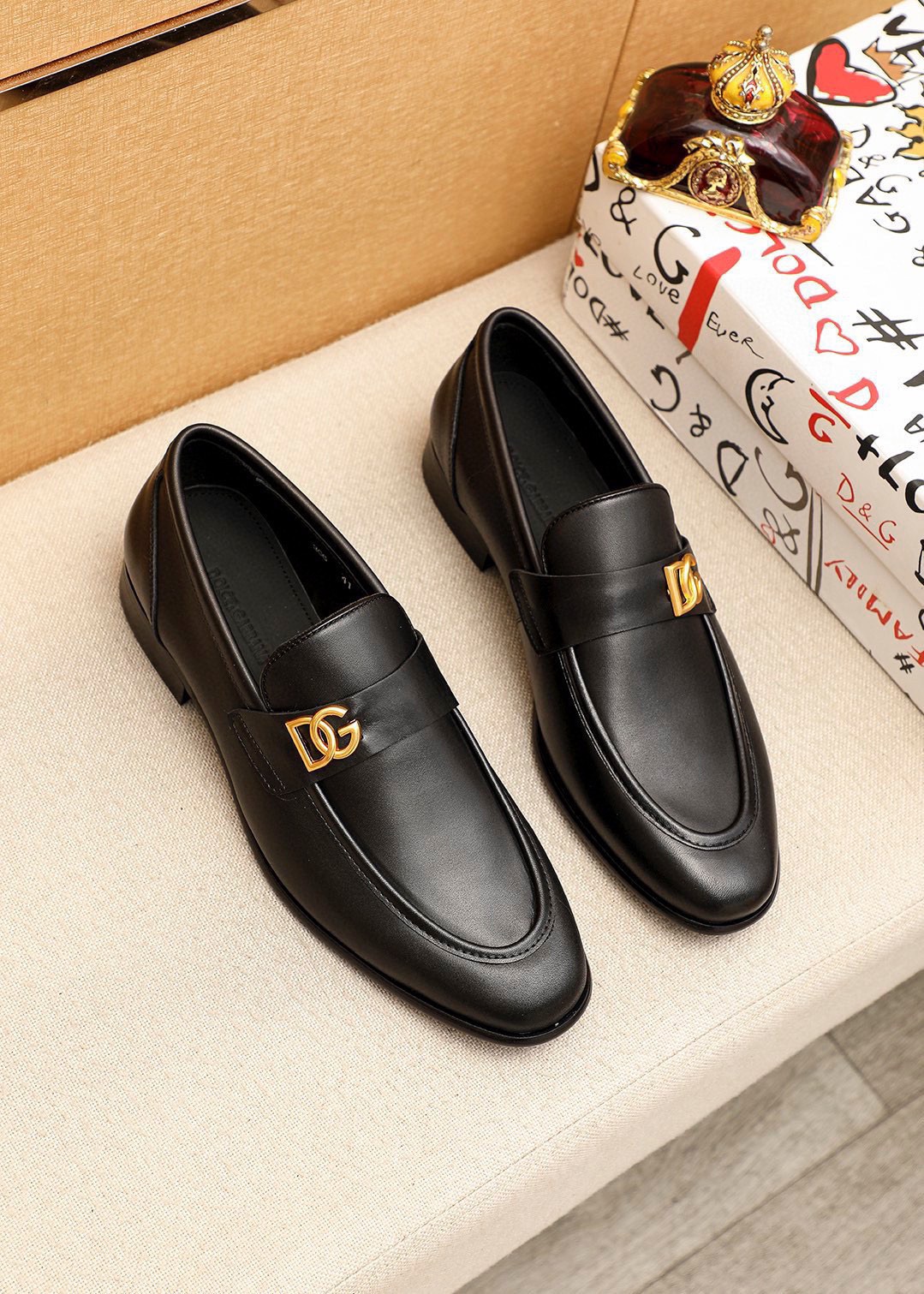 NO:955174,DG's top men's new leather shoes counter is on sale at the same time. The uppers are imported calfskin uppers from Italy, the entire imported cowhide lining + classic hardware buckles, completely 1:1 replicas, the original soles are specially provided by the original factory, the exclusive molded soles are super comfortable, original factory orders, high quality, you can enter and leave the counter at will, welcome to compare code numbers: 38-44 (customized at 45.46),,cowhide19860909DG顶级男士新款皮鞋专柜同步发售鞋面意大利进口小牛皮鞋面,全进口牛皮内里+经典五金扣,完全1比1复刻,鞋底原厂特供原版底,独家活动成型底超级舒适,原厂跟单货,高品质,可随意进出专柜,欢迎对比码数:38-44（45.46订制）,,cowhide,Men's shoes