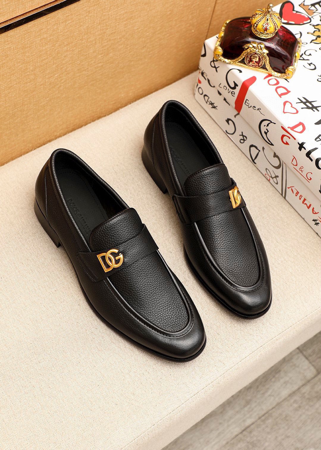 NO:955180,DG's top men's new leather shoes counter is on sale at the same time. Uppers are imported from Italy with pebbled leather uppers, fully imported cowhide lining + classic hardware buckles, completely 1:1 replicas. Original soles are specially provided by the original factory. Exclusive molded soles are super comfortable. Original factory follow-up products. High quality. You can enter and leave the counter at will. Welcome to compare code numbers: 38-44 (customized at 45.46), cowhide19860909DG顶级男士新款皮鞋专柜同步发售鞋面意大利进口荔枝纹牛皮鞋面,全进口牛皮内里+经典五金扣,完全1比1复刻,鞋底原厂特供原版底,独家活动成型底超级舒适,原厂跟单货,高品质,可随意进出专柜,欢迎对比码数:38-44（45.46订制）,,cowhide,Men's shoes