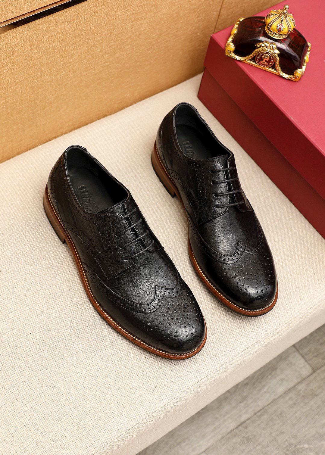NO:955186,Shopping for top-quality Ferragamo hot items at the counter!  2026 men’s formal leather shoes!  Pure and high quality can be compared 1:1!  Fabric: Original custom calfskin imported from Italy!  The interior is entirely lined with imported water-dyed cowhide!  The counter simultaneously sells original soles, imported genuine leather outsole + rubber anti-slip sheet!  The original soles specially provided by the original factory are super comfortable, the original factory follows the order, high quality, you can enter and exit the counter at will, you are welcome to compare and synchronize with the counter, the correct size is 39–44 (customized at 38.45.46), ferragamo, cowhide, Leather soles19860909专柜品质顶级代购菲拉格慕爆款！2026男士正装皮鞋！纯正高品质可1:1比较！面料意大利进口原版定制小牛皮！内里全进口水染牛皮里垫！专柜同步发售原厂鞋底进口真皮大底+橡胶防滑片！原厂特供原版底超级舒适,原厂跟单货,高品质,可随意进出专柜,欢迎对比专柜同步,正码39–44(38.45.46订制）,,ferragamo,cowhide,Leather soles,Men's shoes