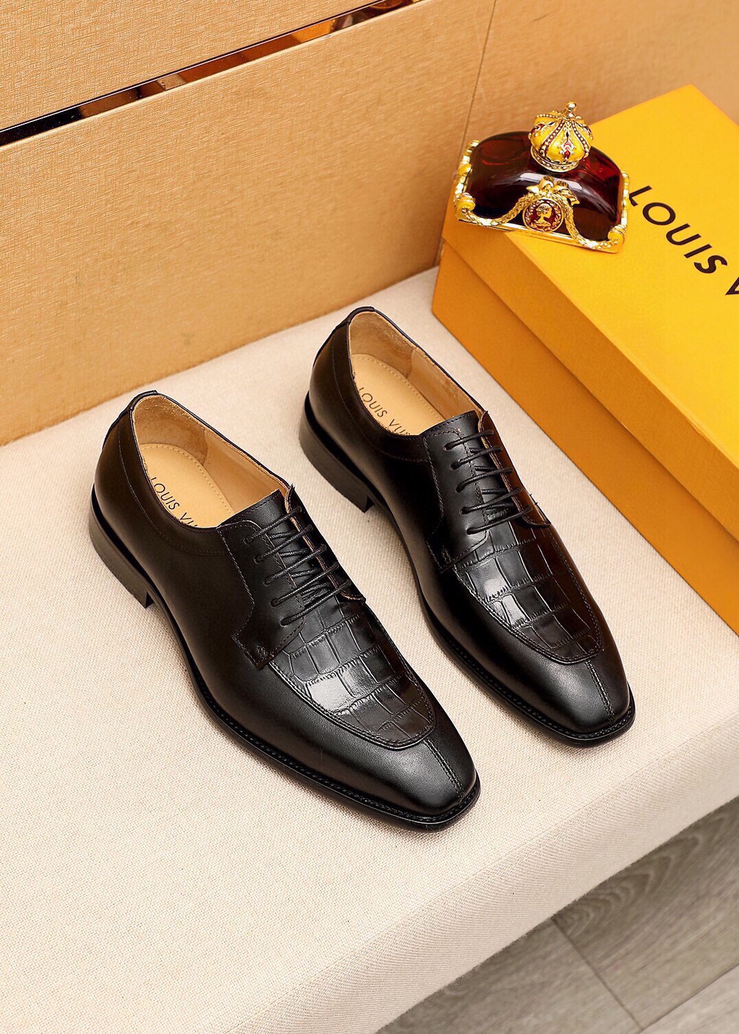 NO:956073,Product trademark LOUIS VUITTON 'Louis Vuitton' business leather shoes. Regular size: 38-44 (customized at 45.46.47). Product materials are selected. Imported first-layer calfskin stamped upper, imported first-layer cowhide lining. Strong three-dimensional visual effect, combination outsole. 2 colors available, louis vuitton, louis vuitton, cowhide19860909商品商标LOUIS VUITTON「 路易威登」商务皮鞋 正码码数:38-44（45.46.47订制） 商品材料精选 进口头层小牛皮圧花鞋面,进口头层牛皮内里.强烈立体视觉效果,组合大底 颜 色2色可选,,louis vuitton,louis vuitton,cowhide,Men's shoes