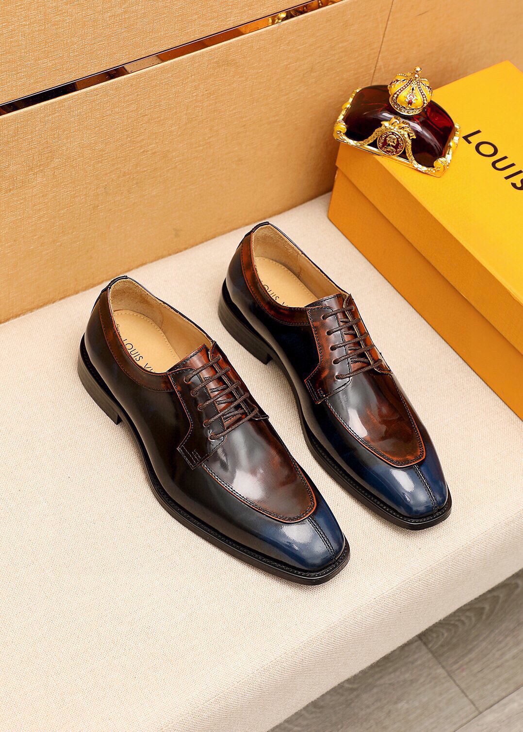 NO:956080,Product trademark LOUIS VUITTON 'Louis Vuitton' business leather shoes. Regular size: 38-44 (customized at 45.46.47) Product material selection: imported first-layer open-edge beaded cowhide upper, imported first-layer cowhide lining. Strong three-dimensional visual effect, combined outsole, 2 colors available, louis vuitton, louis vuitton, cowhide19860909商品商标LOUIS VUITTON「 路易威登」商务皮鞋 正码码数:38-44（45.46.47订制） 商品材料精选 进口头层开边珠牛皮鞋面,进口头层牛皮内里.强烈立体视觉效果,组合大底 颜 色2色可选,,louis vuitton,louis vuitton,cowhide,Men's shoes