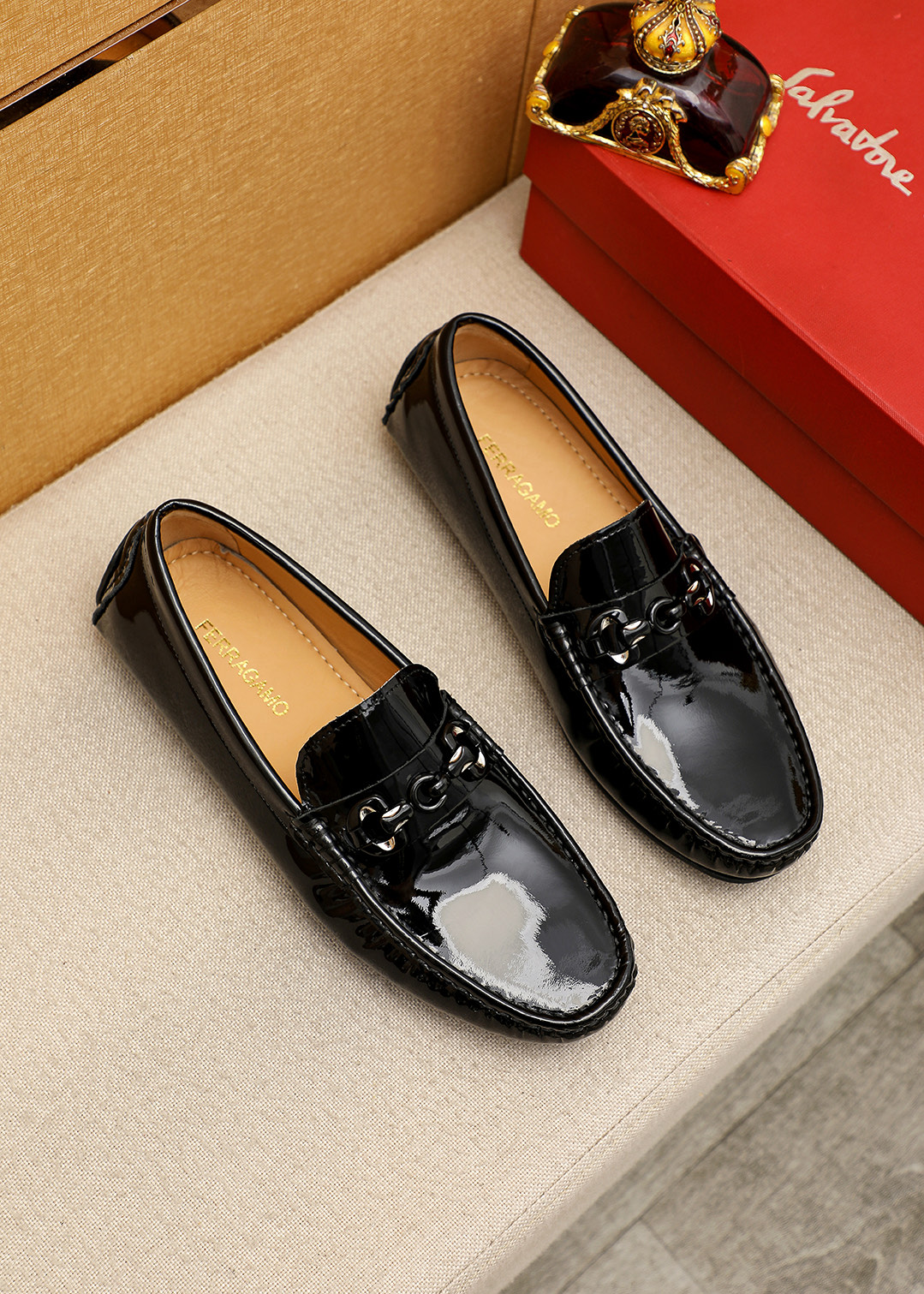 NO:956095,Product trademark Ferragamo 'Ferragamo' beanie shoes. Regular size: 38-44 (customized at 45.46) Product material selection: imported patent leather upper + classic hardware buckle, imported pigskin lining. Strong three-dimensional visual effect, rubber outsole. 1 color available, ferragamo, ferragamo, cowhide19860909商品商标Ferragamo「 菲拉格慕」豆豆鞋 正码码数:38-44（45.46订制） 商品材料精选 进口漆皮牛皮鞋面+经典五金扣,进口猪皮内里.强烈立体视觉效果,橡胶大底 颜 色1色可选,,ferragamo,ferragamo,cowhide,Men's shoes