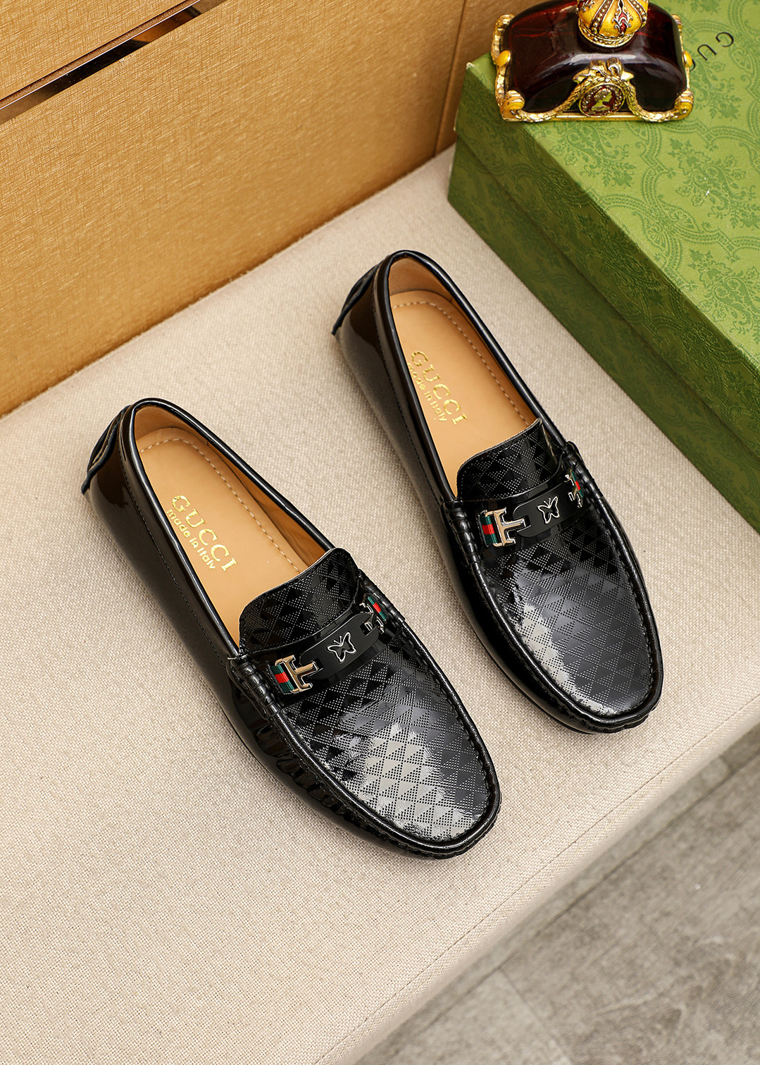 NO:956102,Product trademark GUCCI 'Gucci' beanie shoes. Regular size: 38-44 (customized at 45.46) Product material selection: imported first-layer patent leather embossed upper + luxurious hardware buckle imported pigskin lining. Strong three-dimensional visual effect, rubber outsole, 1 color available, gucci, gucci, cowhide19860909商品商标GUCCI「 古驰」豆豆鞋 正码码数:38-44（45.46订制） 商品材料精选 进口头层漆皮牛皮压花鞋面+奢华五金扣进口猪皮内里.强烈立体视觉效果,橡胶大底 颜 色1色可选,,gucci,gucci,cowhide,Men's shoes