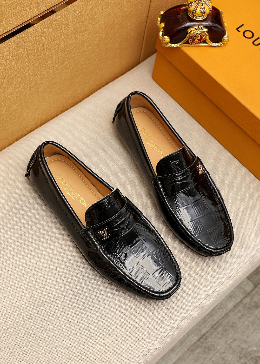 NO:956045,Product trademark LOUIS VUITTON 'Louis Vuitton' Peas Shoes Regular size: 38-44 (customized at 45.46) Product materials selected First-layer patent leather cowhide embossed upper + luxury hardware buckle, imported pigskin lining. Strong three-dimensional visual effect, rubber outsole 1 color optional, louis vuitton, louis vuitton, cowhide19860909商品商标LOUIS VUITTON「 路易威登」豆豆鞋 正码码数:38-44（45.46订做） 商品材料精选 头层漆皮牛皮压花鞋面+奢华五金扣,进口猪皮内里.强烈立体视觉效果,橡胶大底 颜 色1色可选,,louis vuitton,louis vuitton,cowhide,Men's shoes
