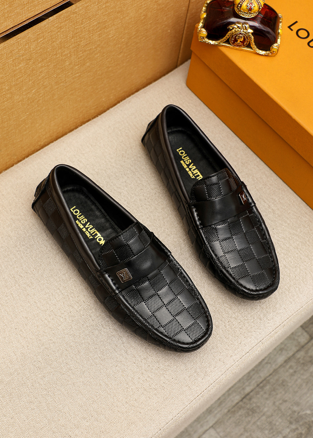 NO:956053,Product trademark LOUIS VUITTON 'Louis Vuitton' Peas Shoes Regular size: 38-44 (customized in 45.46) Selected product materials First-layer calfskin embossed upper + luxury hardware buckle, imported pigskin lining. Strong three-dimensional visual effect, rubber outsole 1 color optional, louis vuitton, louis vuitton, cowhide19860909商品商标LOUIS VUITTON「 路易威登」豆豆鞋 正码码数:38-44（45.46订做） 商品材料精选 头层小牛皮压花鞋面+奢华五金扣,进口猪皮内里.强烈立体视觉效果,橡胶大底 颜 色1色可选,,louis vuitton,louis vuitton,cowhide,Men's shoes