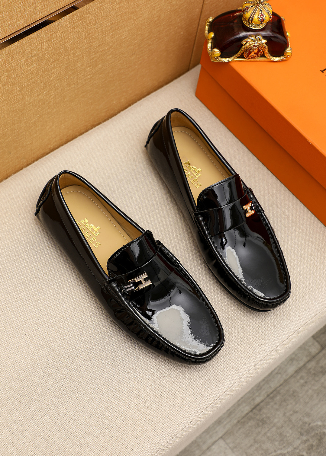 NO:956062,Product trademark HERMES 'Hermès' beanie shoes. Regular size: 38-44 (45.46 customized) Product material selection: imported first-layer patent leather embossed upper, imported sheepskin lining. Strong three-dimensional visual effect, rubber outsole, 1 color optional, hermes, hermes, cowhide19860909商品商标HERMES「 爱马仕」豆豆鞋 正码码数:38-44 (45.46订制) 商品材料精选 进口头层漆皮牛皮压花鞋面,进口羊皮内里.强烈立体视觉效果,橡胶大底 颜 色1色可选,,hermes,hermes,cowhide,Men's shoes