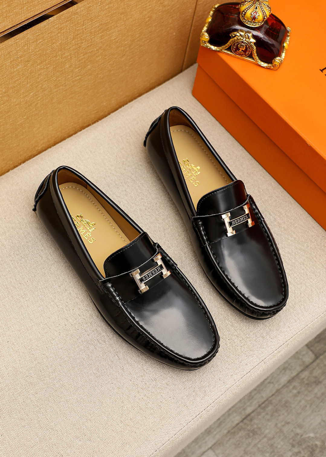 NO:956069,Product trademark HERMES 'Hermès' beanie shoes. Regular size: 38-44 (45.46 customized) Product material selection: imported first-layer patent leather upper, imported sheepskin lining. Strong three-dimensional visual effect, rubber outsole, 1 color optional, hermes, hermes, cowhide19860909商品商标HERMES「 爱马仕」豆豆鞋 正码码数:38-44 (45.46订制) 商品材料精选 进口头层漆皮牛皮鞋面,进口羊皮内里.强烈立体视觉效果,橡胶大底 颜 色1色可选,,hermes,hermes,cowhide,Men's shoes