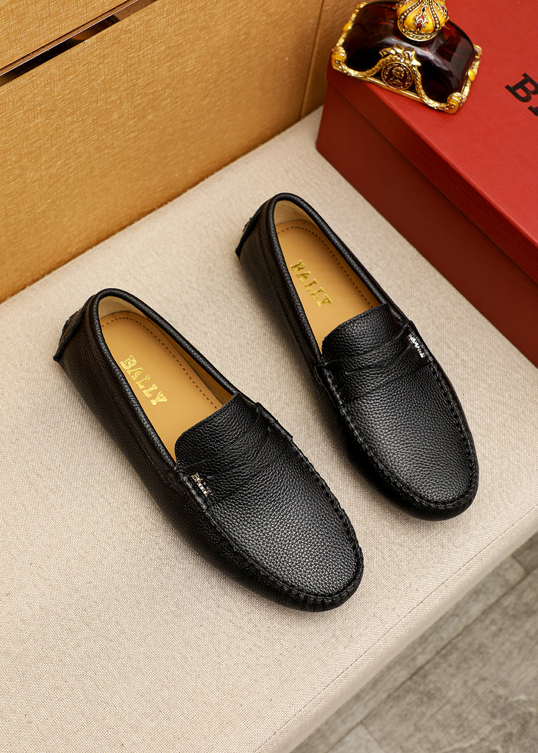 NO:956077,Product trademark BALLY 'Bally' beanie shoes. Regular size: 38-44 (customized at 45.46) Product material selection: imported first-layer pebbled cowhide leather upper + luxury hardware buckle, imported pigskin lining. Strong three-dimensional visual effect, rubber outsole, 2 colors available, bally, cowhide19860909商品商标BALLY「 巴利」豆豆鞋 正码码数:38-44 (45.46订制) 商品材料精选 进口头层荔枝纹牛皮鞋面+奢华五金扣,进口猪皮内里.强烈立体视觉效果,橡胶大底 颜 色2色可选,,bally,cowhide,Men's shoes