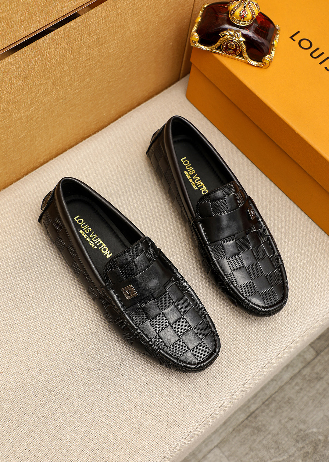 NO:956085,Product trademark LOUIS VUITTON 'Louis Vuitton' Peas Shoes Regular size: 38-44 (customized in 45.46) Selected product materials First-layer calfskin embossed upper + luxury hardware buckle, imported pigskin lining. Strong three-dimensional visual effect, rubber outsole 1 color optional, louis vuitton, louis vuitton, cowhide19860909商品商标LOUIS VUITTON「 路易威登」豆豆鞋 正码码数:38-44（45.46订做） 商品材料精选 头层小牛皮压花鞋面+奢华五金扣,进口猪皮内里.强烈立体视觉效果,橡胶大底 颜 色1色可选,,louis vuitton,louis vuitton,cowhide,Men's shoes