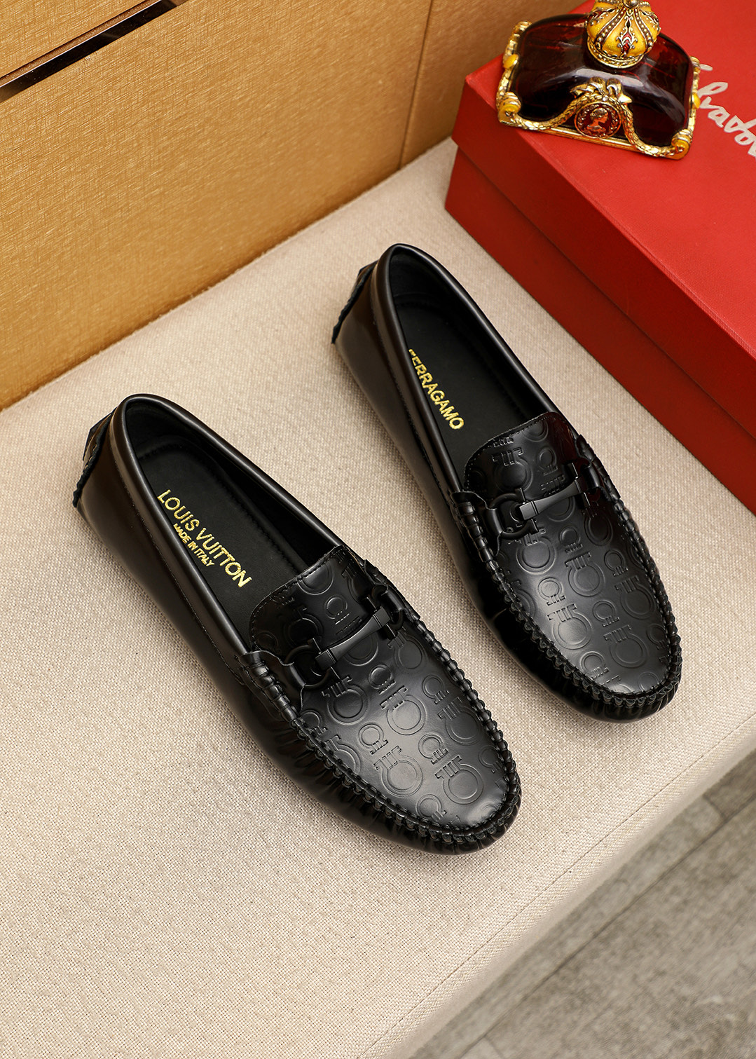NO:956092,Product trademark Ferragamo 'Ferragamo' beanie shoes. Regular size: 38-44 (customized at 45.46). Selection of product materials. Imported calfskin embossed upper + classic hardware buckle, imported pigskin lining. Strong three-dimensional visual effect, rubber outsole. 2 colors available, ferragamo, ferragamo, cowhide.19860909商品商标Ferragamo「 菲拉格慕」豆豆鞋 正码码数:38-44（45.46订制） 商品材料精选 进口小牛皮压花鞋面+经典五金扣,进口猪皮内里.强烈立体视觉效果,橡胶大底 颜 色2色可选,,ferragamo,ferragamo,cowhide,Men's shoes