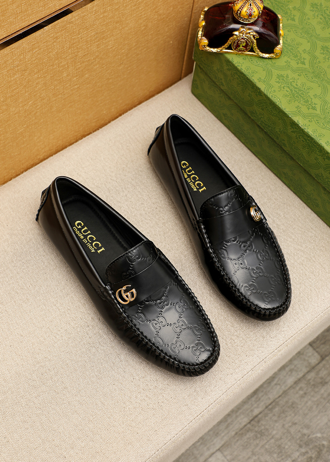 NO:956106,Product trademark GUCCI 'Gucci' beanie shoes. Regular size: 38-44 (customized at 45.46). Selected product materials. Imported first-layer calfskin embossed upper + luxury hardware buckle imported pigskin lining. Strong three-dimensional visual effect. Rubber outsole. 2 colors available, gucci, gucci, cowhide.19860909商品商标GUCCI「 古驰」豆豆鞋 正码码数:38-44（45.46订制） 商品材料精选 进口头层小牛皮压花鞋面+奢华五金扣进口猪皮内里.强烈立体视觉效果,橡胶大底 颜 色2色可选,,gucci,gucci,cowhide,Men's shoes