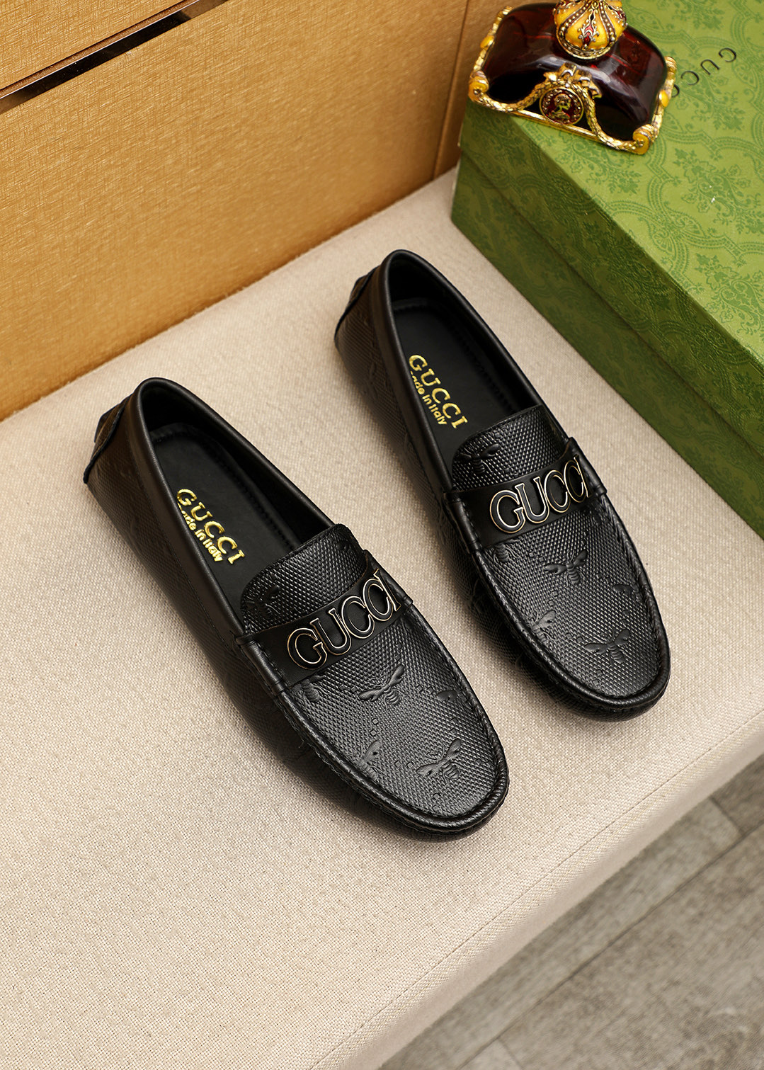 NO:956115,Product trademark GUCCI 'Gucci' beanie shoes. Regular size: 38-44 (customized at 45.46). Selected product materials. Imported first-layer calfskin embossed upper + luxury hardware buckle imported pigskin lining. Strong three-dimensional visual effect. Rubber outsole. 1 color available, gucci, gucci, cowhide19860909商品商标GUCCI「 古驰」豆豆鞋 正码码数:38-44（45.46订制） 商品材料精选 进口头层小牛皮压花鞋面+奢华五金扣进口猪皮内里.强烈立体视觉效果,橡胶大底 颜 色1色可选,,gucci,gucci,cowhide,Men's shoes
