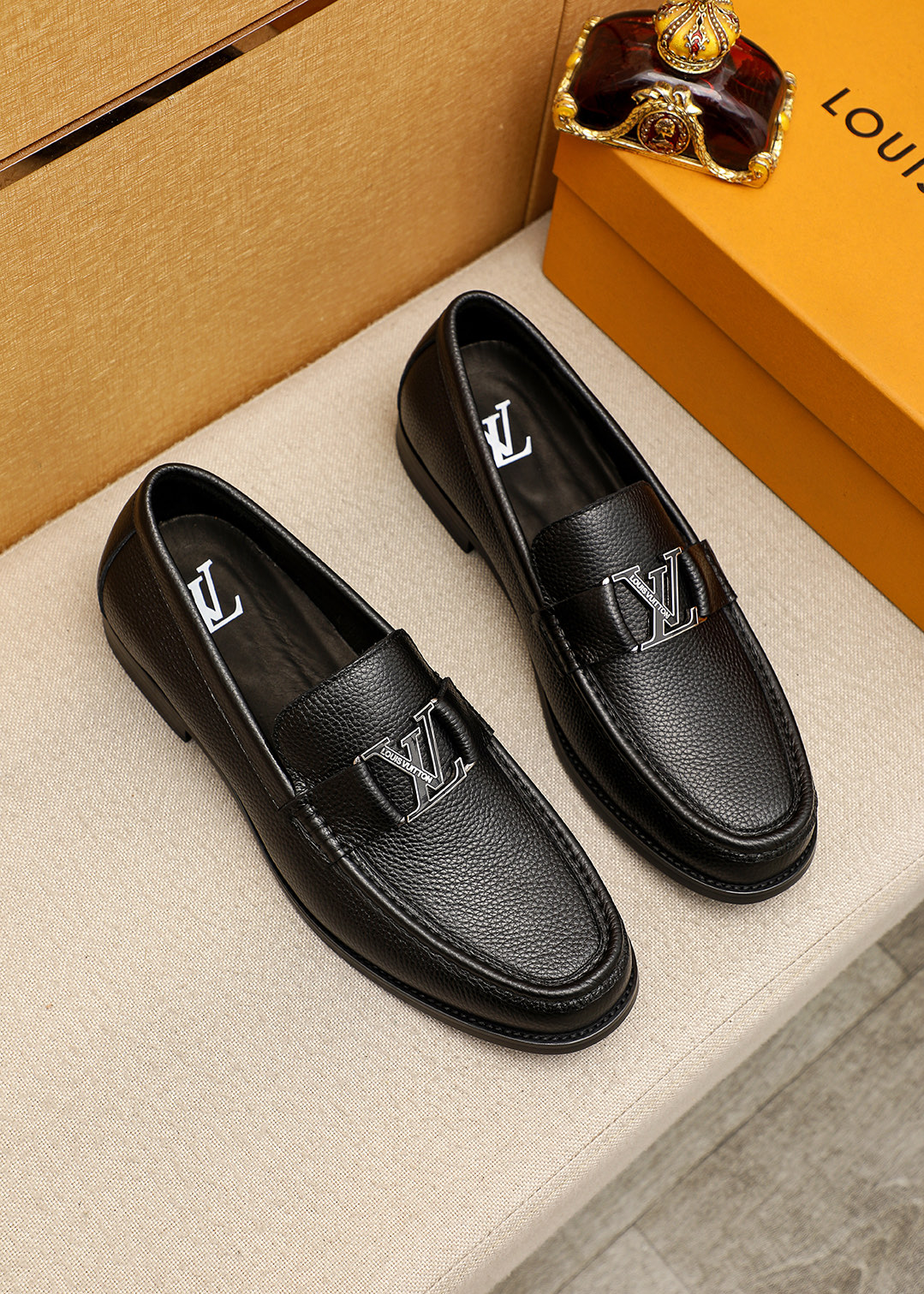 NO:956121,Product trademark LOUIS VUITTON 'Louis Vuitton' casual leather shoes. Regular size: 39-44 (customized at 38.45.46) Product material selection: imported first-layer pebbled cowhide leather upper + luxury hardware buckle, imported first-layer cowhide lining. Strong three-dimensional visual effect, original combined outsole color 1 color optional, louis vuitton, louis vuitton, cowhide19860909商品商标LOUIS VUITTON「 路易威登」休闲皮鞋 正码码数:39-44（38.45.46订制） 商品材料精选 进口头层荔枝纹牛皮鞋面+奢华五金扣,进口头层牛皮内里.强烈立体视觉效果,原版组合大底 颜 色1色可选,,louis vuitton,louis vuitton,cowhide,Men's shoes