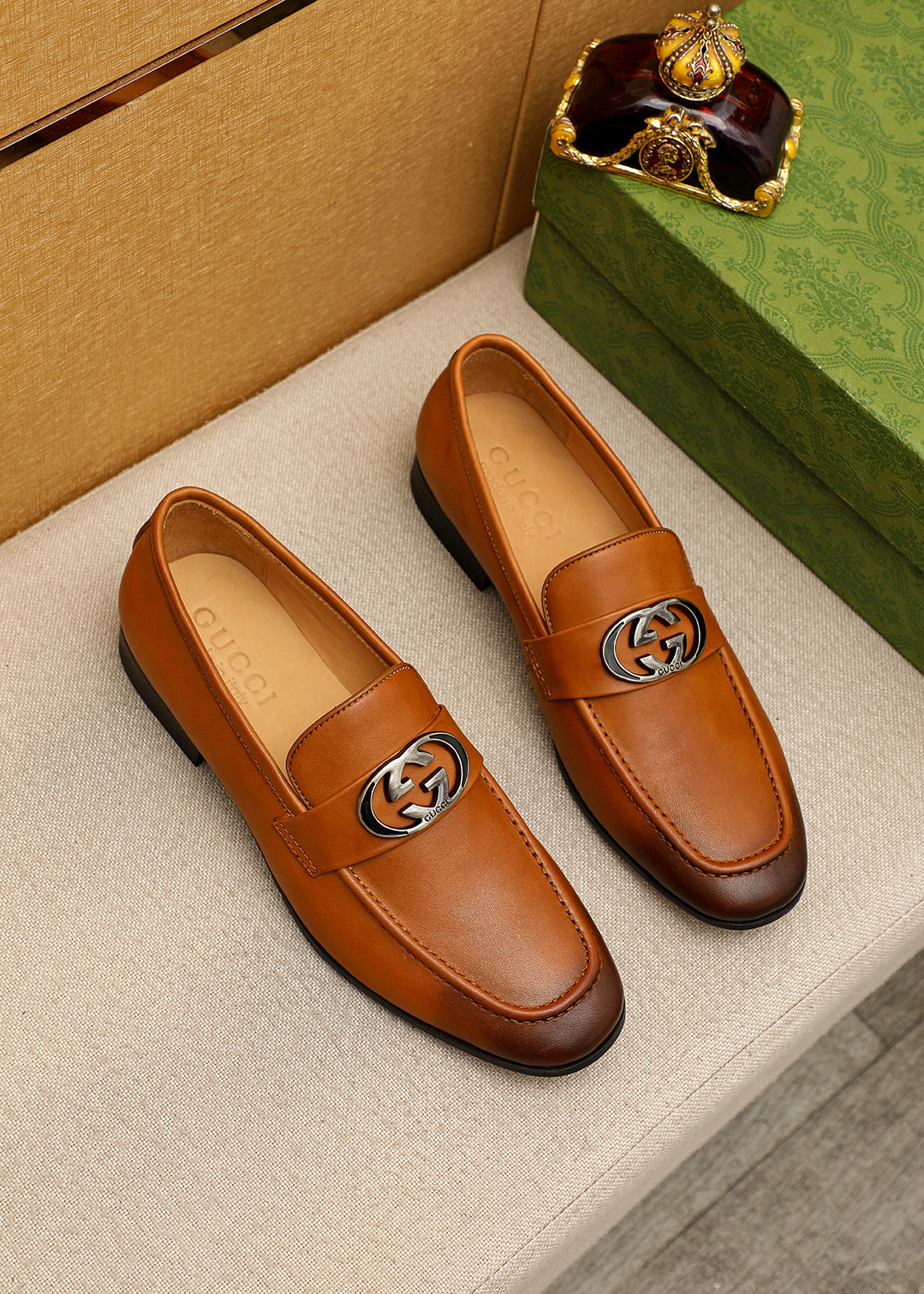 NO:956126,Product trademark GUCCI 'Gucci' casual leather shoes. Regular size: 39-44 (customized at 38.45.46). Selected product materials. Imported first-layer calfskin upper, imported water-dyed cowhide lining. Strong three-dimensional visual effect. Original outsole. 3 colors available, gucci, gucci, cowhide19860909商品商标GUCCI「 古驰」休闲皮鞋 正码码数:39-44（38.45.46订制） 商品材料精选 进口头层小牛皮鞋面,进口水染牛皮内里.强烈立体视觉效果,原版大底 颜 色3色可选,,gucci,gucci,cowhide,Men's shoes
