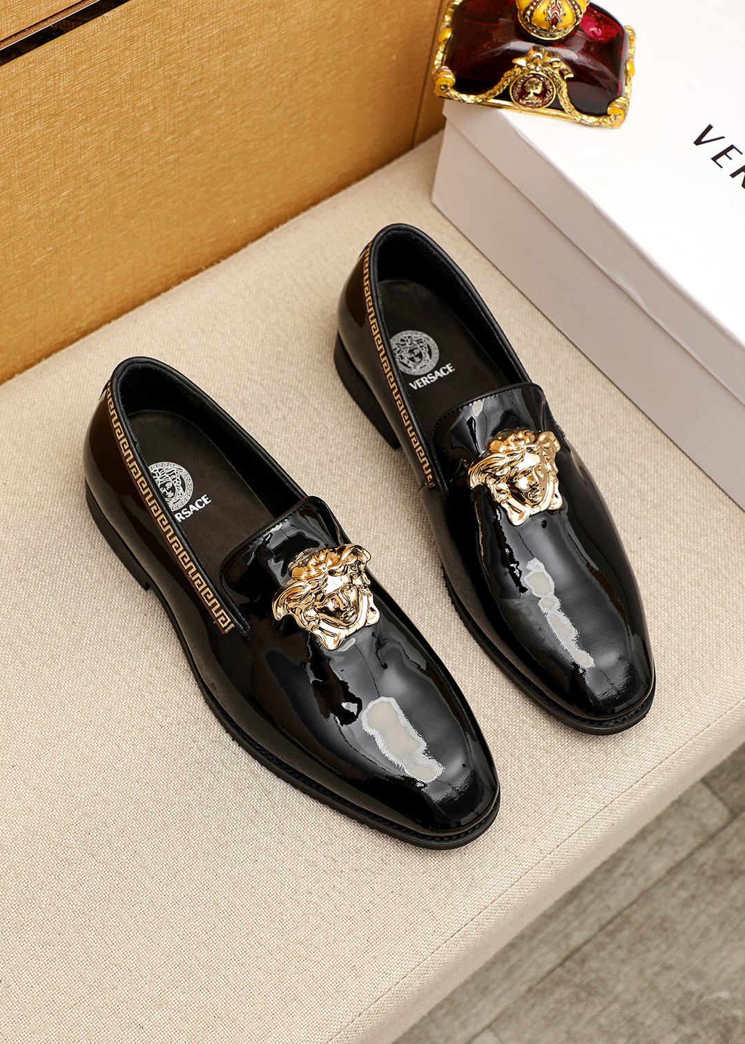 NO:956675,Product trademark VERSACE 'Versace' casual leather shoes, correct size: 39-44 (customized at 38.45.46) Product materials selection: imported first-layer patent leather upper + luxury hardware buckle, imported water-dyed cowhide lining. Strong three-dimensional visual effect, original outsole color 1 color optional, versace, versace, cowhide19860909商品商标VERSACE「范思哲」休闲皮鞋 正码码数:39-44（38.45.46订制） 商品材料精选 进口头层漆皮牛皮鞋面+奢华五金扣,进口水染牛皮内里.强烈立体视觉效果,原版大底 颜 色1色可选,,versace,versace,cowhide,Men's shoes