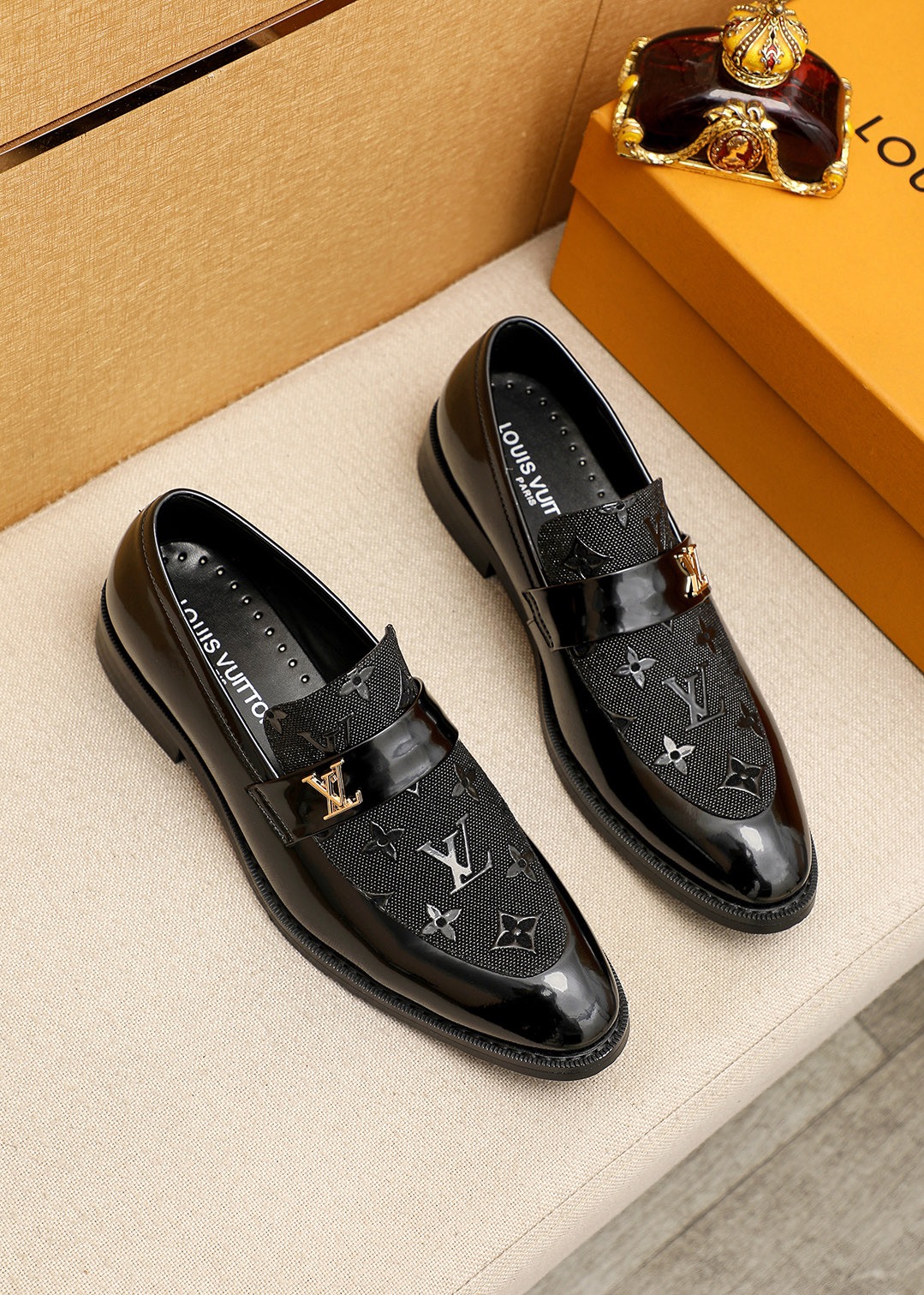 NO:956684,Product trademark LOUIS VUITTON 'Louis Vuitton' casual leather shoes. Regular size: 39-44 (customized at 38.45). Selected product materials. Imported first-layer open-edge beaded cowhide embossed upper + classic hardware buckle, imported first-layer cowhide lining. Strong three-dimensional visual effect. Original outsole. 2 colors available, louis vuitton, louis vuitton, cowhide19860909商品商标LOUIS VUITTON「 路易威登」休闲皮鞋 正码码数:39-44（38.45订制） 商品材料精选 进口头层开边珠牛皮压花鞋面+经典五金扣,进口头层牛皮内里.强烈立体视觉效果 原版大底 颜 色2色可选,,louis vuitton,louis vuitton,cowhide,Men's shoes