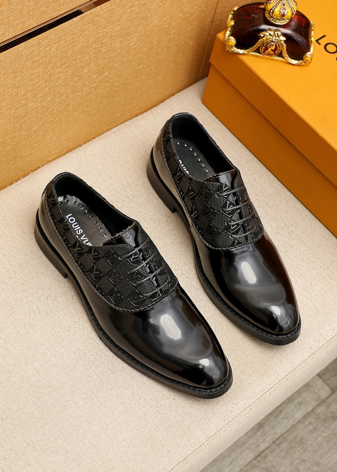 NO:956693,Product trademark LOUIS VUITTON 'Louis Vuitton' business leather shoes. Regular size: 39-44 (customized at 38.45). Selected product materials. Imported first-layer open-edge beaded cowhide upper + classic hardware buckle, imported first-layer cowhide lining. Strong three-dimensional visual effect. Original outsole. 2 colors available, louis vuitton, louis vuitton, cowhide19860909商品商标LOUIS VUITTON「 路易威登」商务皮鞋 正码码数:39-44（38.45订制） 商品材料精选 进口头层开边珠牛皮鞋面+经典五金扣,进口头层牛皮内里.强烈立体视觉效果 原版大底 颜 色2色可选,,louis vuitton,louis vuitton,cowhide,Men's shoes