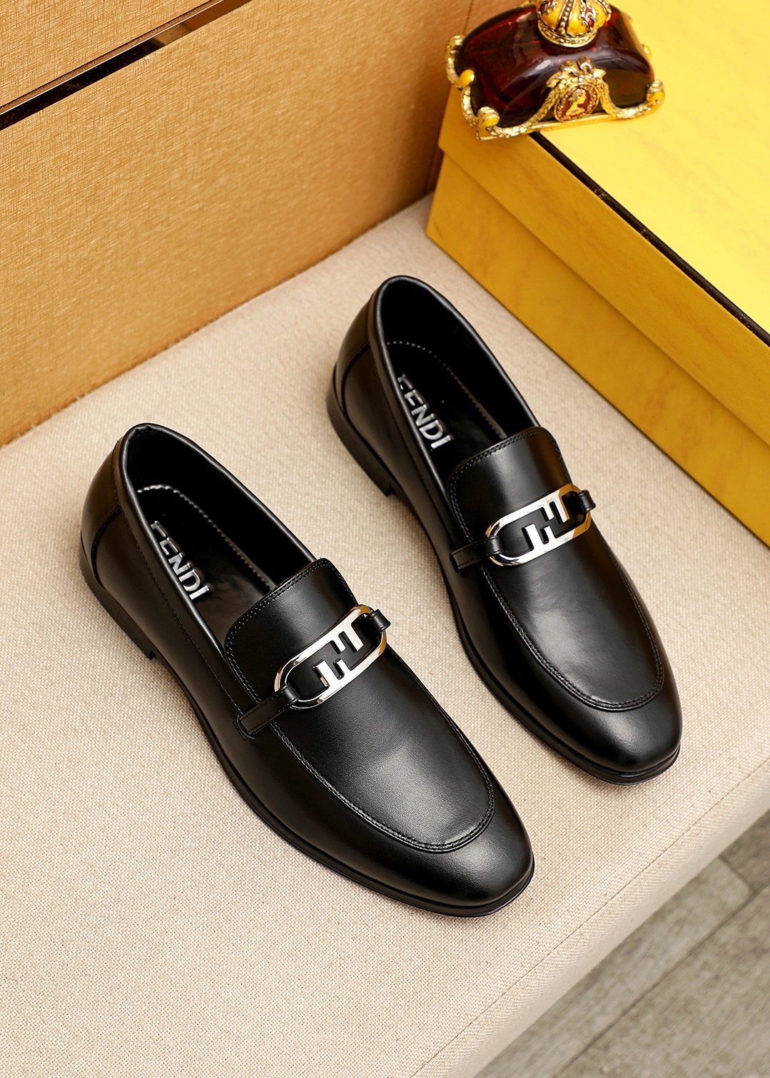 NO:956702,Product trademark FENDI [Fendi] casual leather shoes. Regular size: 39-44 (customized at 38.45) Product materials are selected. Imported first-layer calfskin upper + luxury hardware buckle, imported cow lining. Strong three-dimensional visual effect, original outsole, 2 colors available, fendi, fendi, cowhide19860909商品商标FENDI【芬迪】休闲皮鞋 正码码数:39-44(38.45订制) 商品材料精选 进口头层小牛皮鞋面+奢华五金扣,进口牛内里.强烈立体视觉效果,原版大底 颜 色2色可选,,fendi,fendi,cowhide,Men's shoes