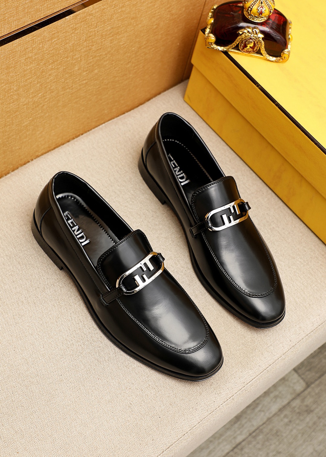 NO:956713,Product trademark FENDI [Fendi] casual leather shoes. Regular size: 39-44 (customized at 38.45). Selected product materials. Imported first-layer beaded cowhide upper + luxury hardware buckle, imported cow lining. Strong three-dimensional visual effect. Original outsole. 2 colors available, fendi, fendi, cowhide.19860909商品商标FENDI【芬迪】休闲皮鞋 正码码数:39-44(38.45订制) 商品材料精选 进口头层开边珠牛皮鞋面+奢华五金扣,进口牛内里.强烈立体视觉效果,原版大底 颜 色2色可选,,fendi,fendi,cowhide,Men's shoes