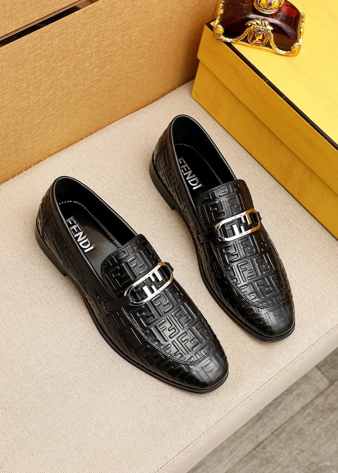 NO:956724,Product trademark FENDI [Fendi] casual leather shoes. Regular size: 39-44 (customized at 38.45) Product material selection: imported first-layer calfskin embossed upper + luxury hardware buckle, imported cow lining. Strong three-dimensional visual effect, original outsole, 2 colors available, fendi, fendi, cowhide19860909商品商标FENDI【芬迪】休闲皮鞋 正码码数:39-44(38.45订制) 商品材料精选 进口头层小牛皮压花鞋面+奢华五金扣,进口牛内里.强烈立体视觉效果,原版大底 颜 色2色可选,,fendi,fendi,cowhide,Men's shoes